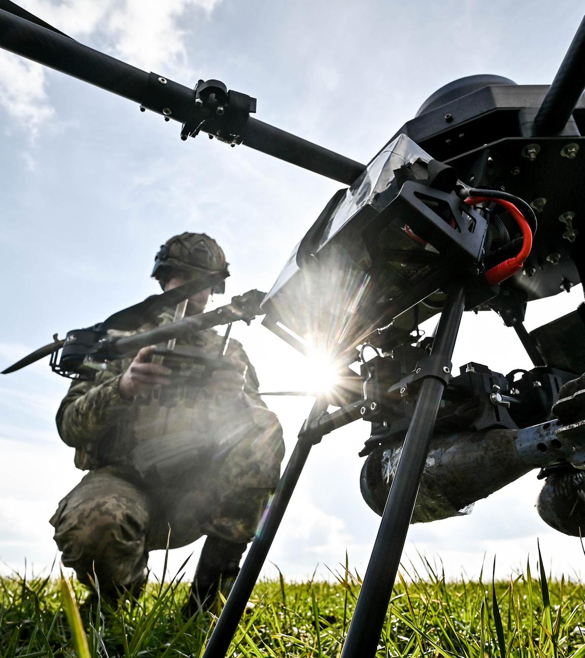 Ukrainischer Soldat startet eine Drohne