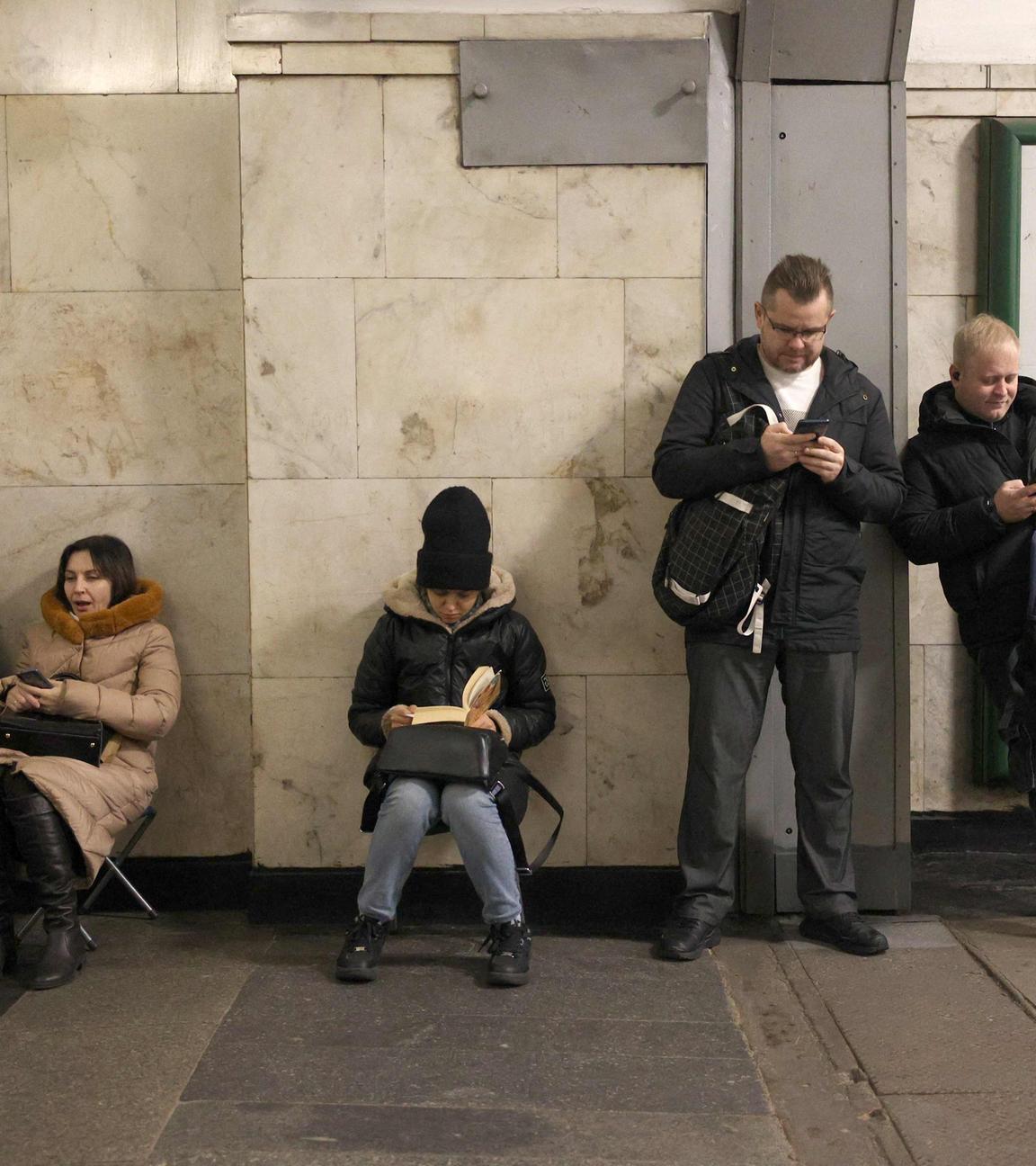 Anwohner suchen während eines Luftangriffsalarms in Kiew am 25. Dezember 2024, inmitten der russischen Invasion in der Ukraine, Schutz in einer U-Bahn-Station.