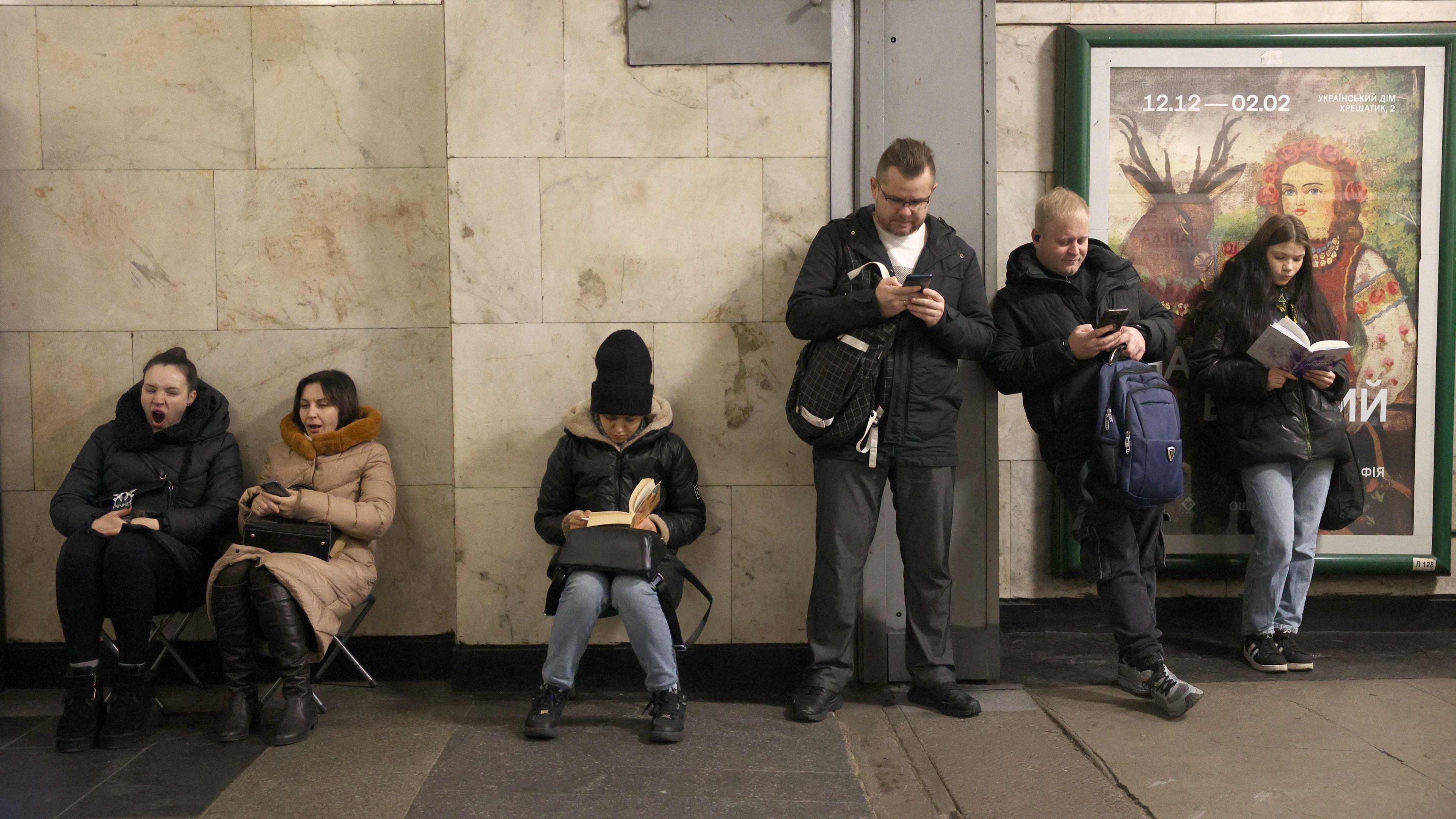 Anwohner suchen während eines Luftangriffsalarms in Kiew am 25. Dezember 2024, inmitten der russischen Invasion in der Ukraine, Schutz in einer U-Bahn-Station.