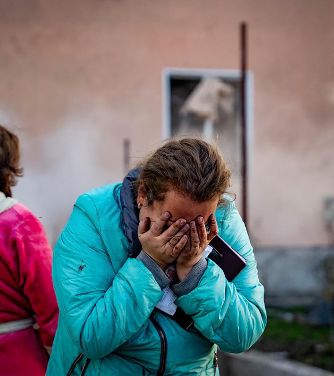 Ukraine, Odesa: Auf diesem vom ukrainischen Katastrophenschutz zur Verfügung gestellten Foto weint eine Frau, nachdem ihr Haus bei einem russischen Raketenangriff in der Region Odessa zerstört wurde.