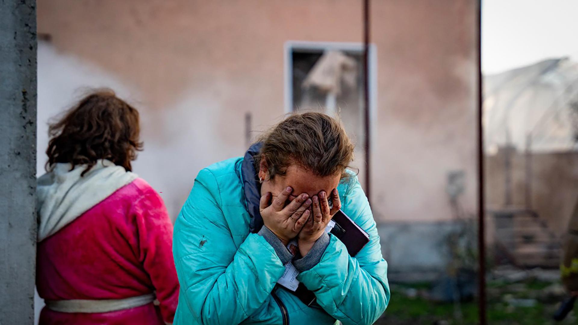 Ukraine, Odesa: Auf diesem vom ukrainischen Katastrophenschutz zur Verfügung gestellten Foto weint eine Frau, nachdem ihr Haus bei einem russischen Raketenangriff in der Region Odessa zerstört wurde.