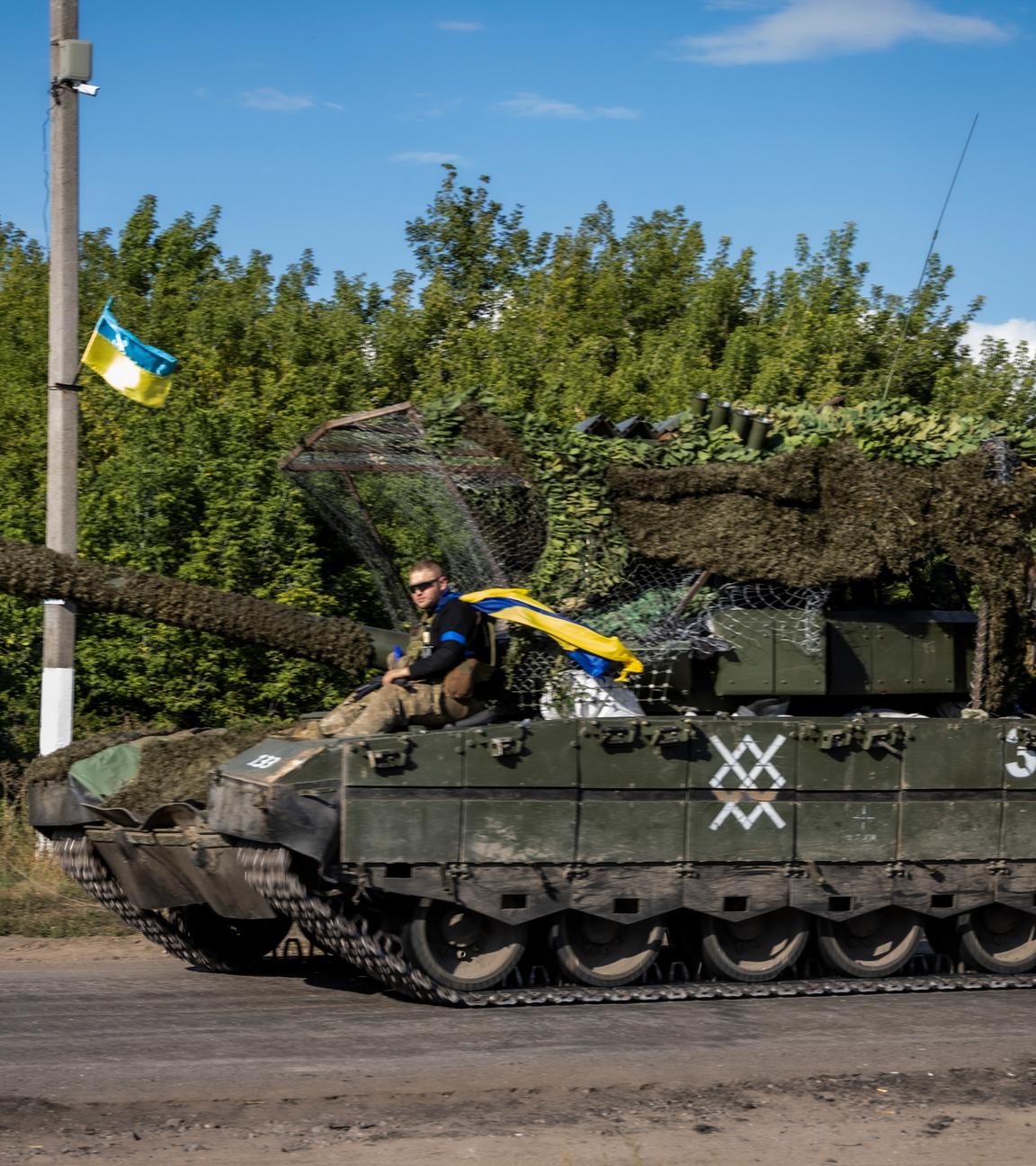 Archiv: Ukrainische Soldaten auf einem Panzer, der während der russischen Invasion am 15. August 2024 von russischem Territorium in die Region Sumy, unweit der ukrainisch-russischen Grenze, evakuiert wurde.