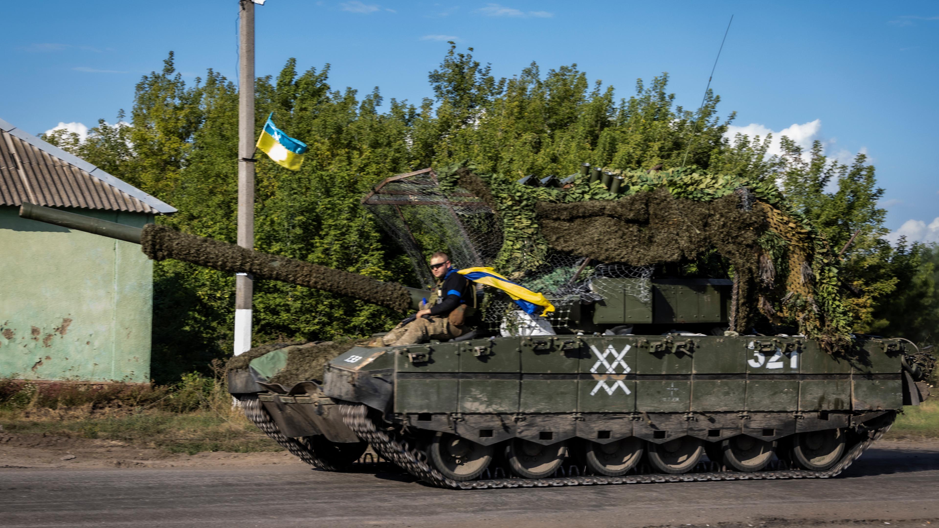 Archiv: Ukrainische Soldaten auf einem Panzer, der während der russischen Invasion am 15. August 2024 von russischem Territorium in die Region Sumy, unweit der ukrainisch-russischen Grenze, evakuiert wurde.