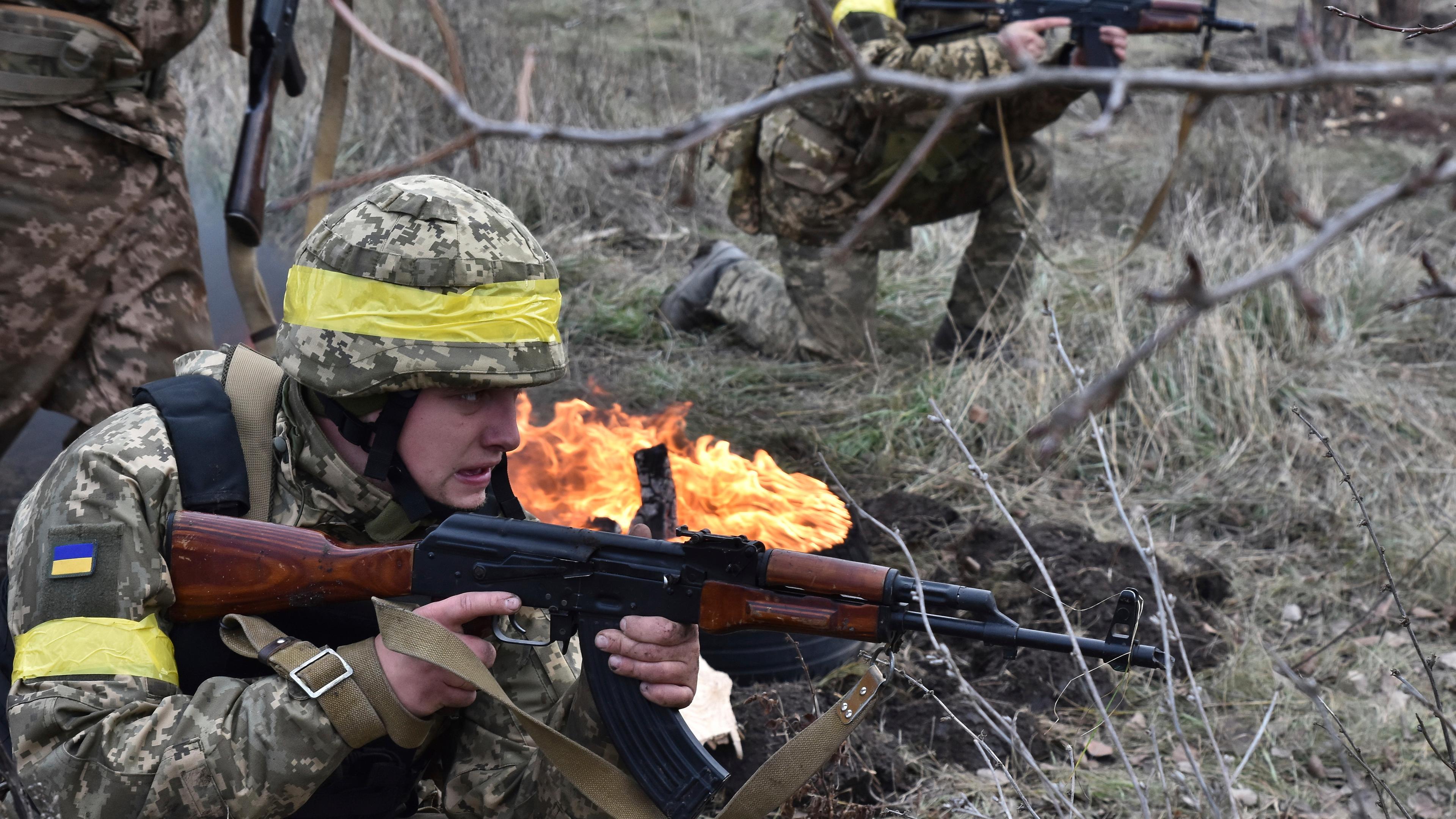 Ukrainische Soldaten trainieren auf dem Polygon in der Region Saporischschja, Ukraine.