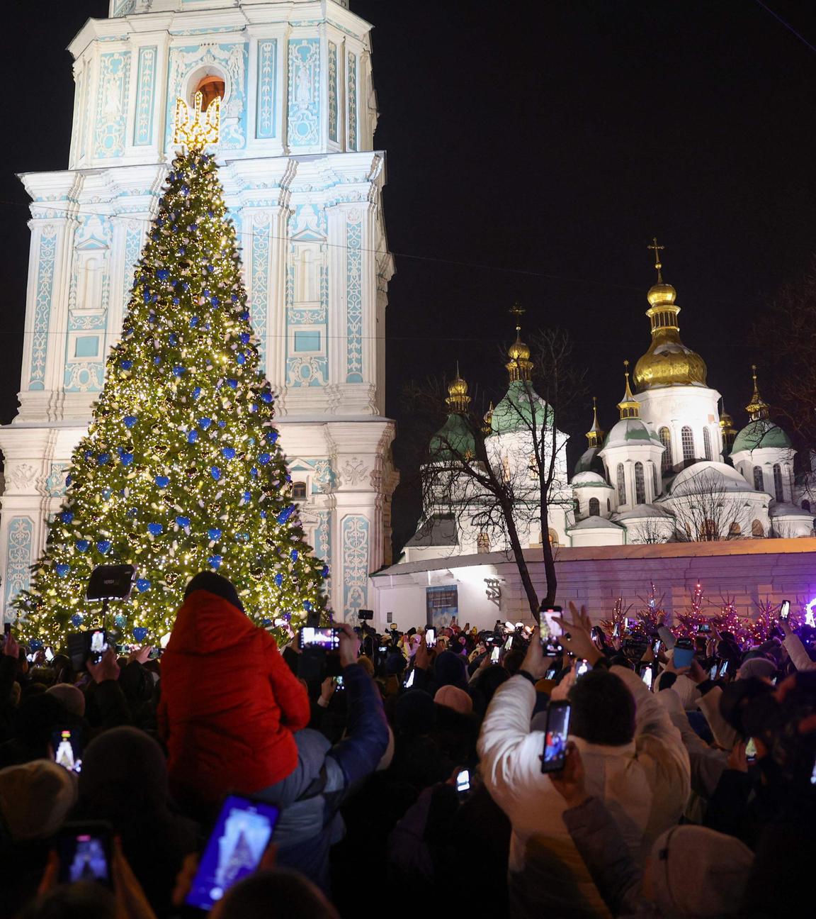 Menschen in Kiew bei Zeremonie am Weihnachtsbaum