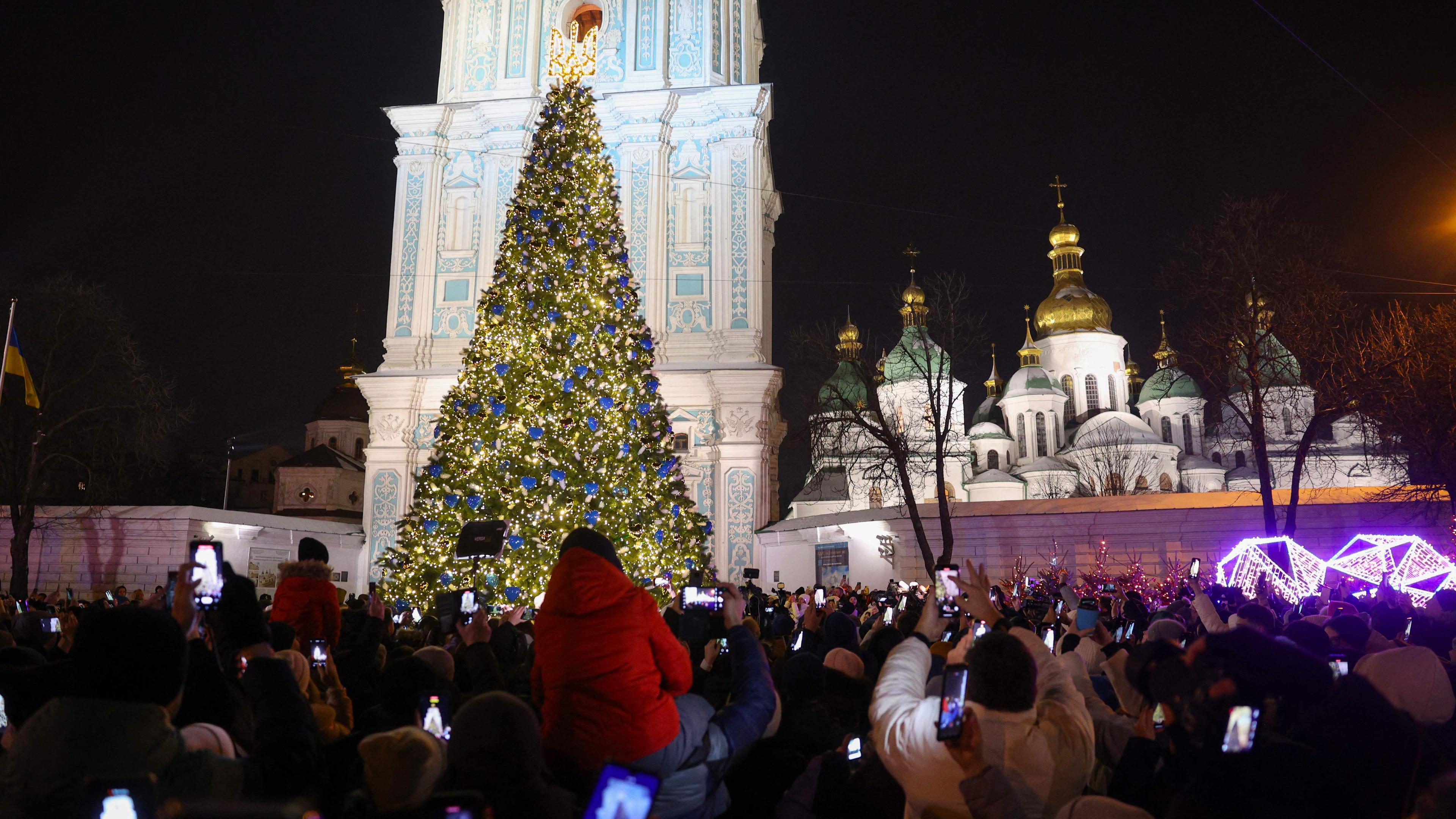 Menschen in Kiew bei Zeremonie am Weihnachtsbaum