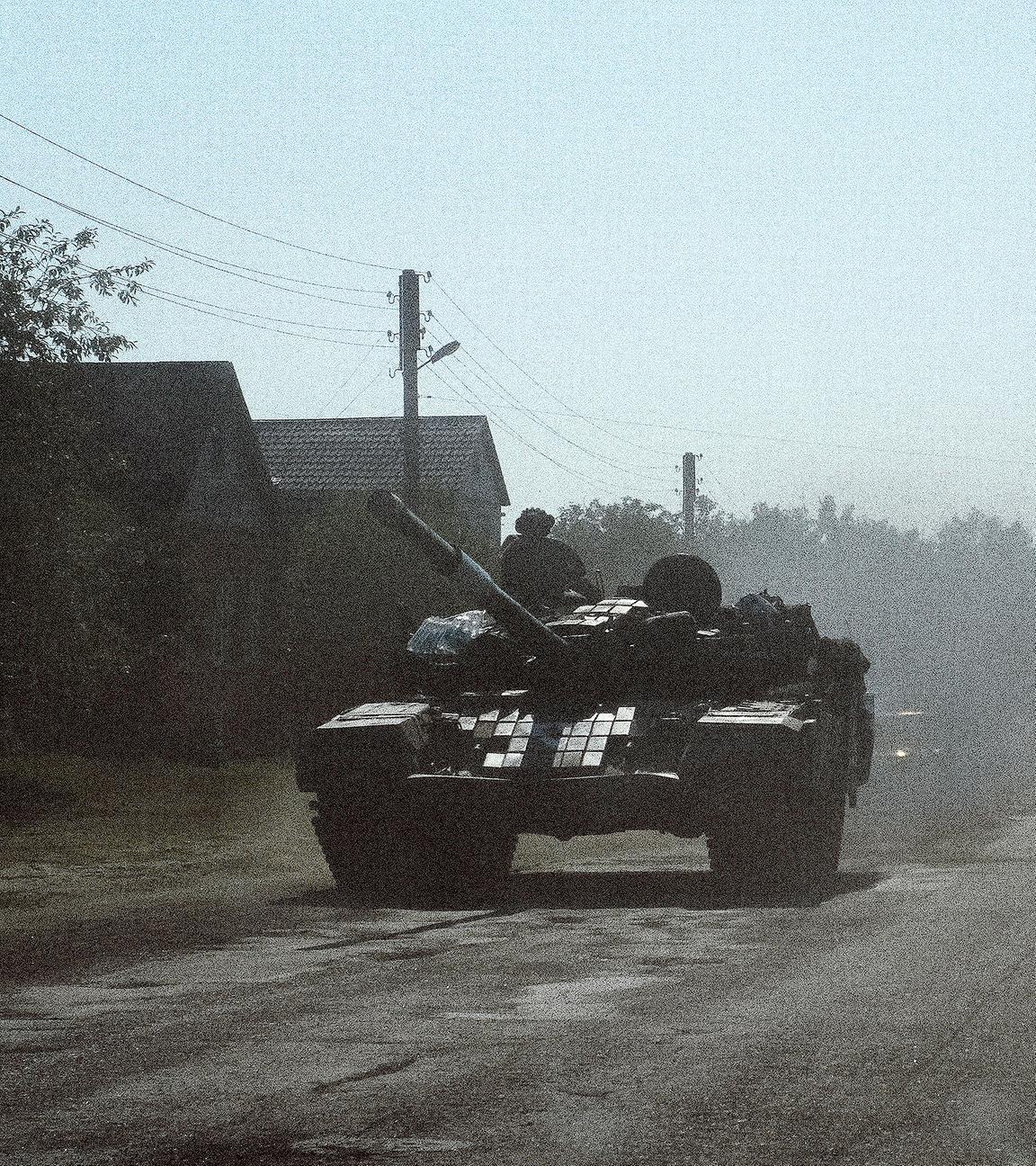 Ukrainischer Panzer auf dem Weg in die Kursk-Region bei Sumy