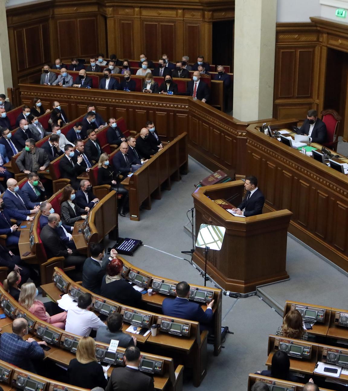 Ukraine, Kiew: Wolodymyr Selenskyj (M), Präsident der Ukraine, hält zur Eröffnung der siebten Sitzung der Werchowna Rada der neunten Einberufung eine Rede. Archivbild