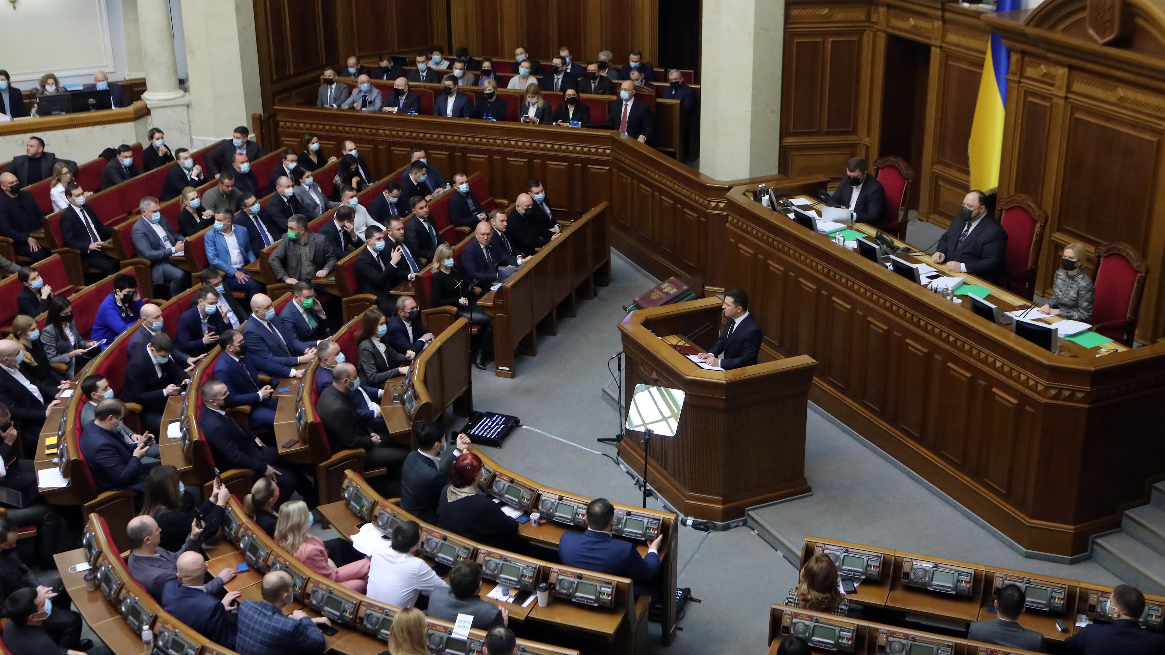 Ukraine, Kiew: Wolodymyr Selenskyj (M), Präsident der Ukraine, hält zur Eröffnung der siebten Sitzung der Werchowna Rada der neunten Einberufung eine Rede. Archivbild