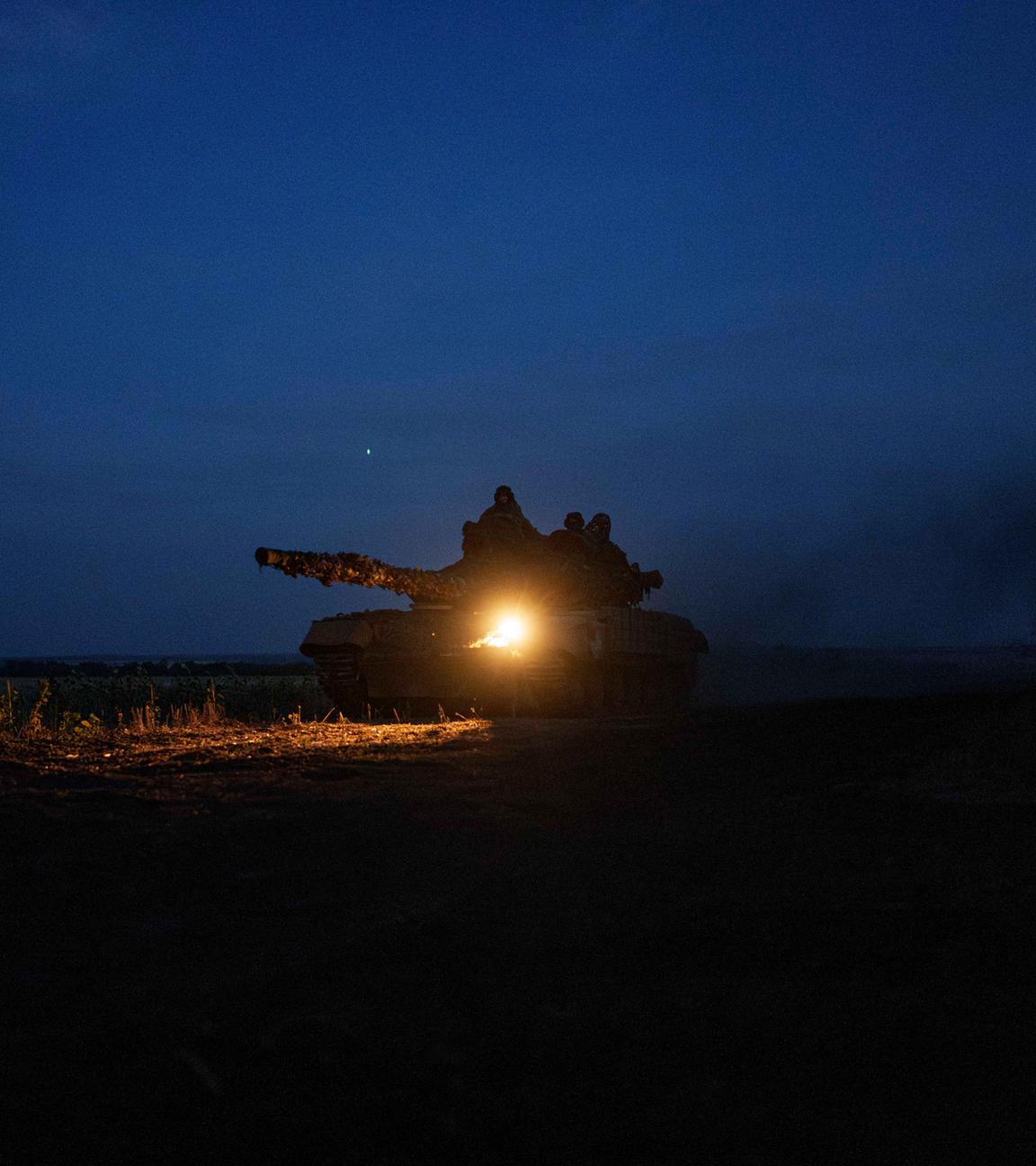 Ein ukrainischer Panzer fährt auf einem Feld, als er von einer Stellung an der Frontlinie in Richtung Pokrowsk zurückkehrt.