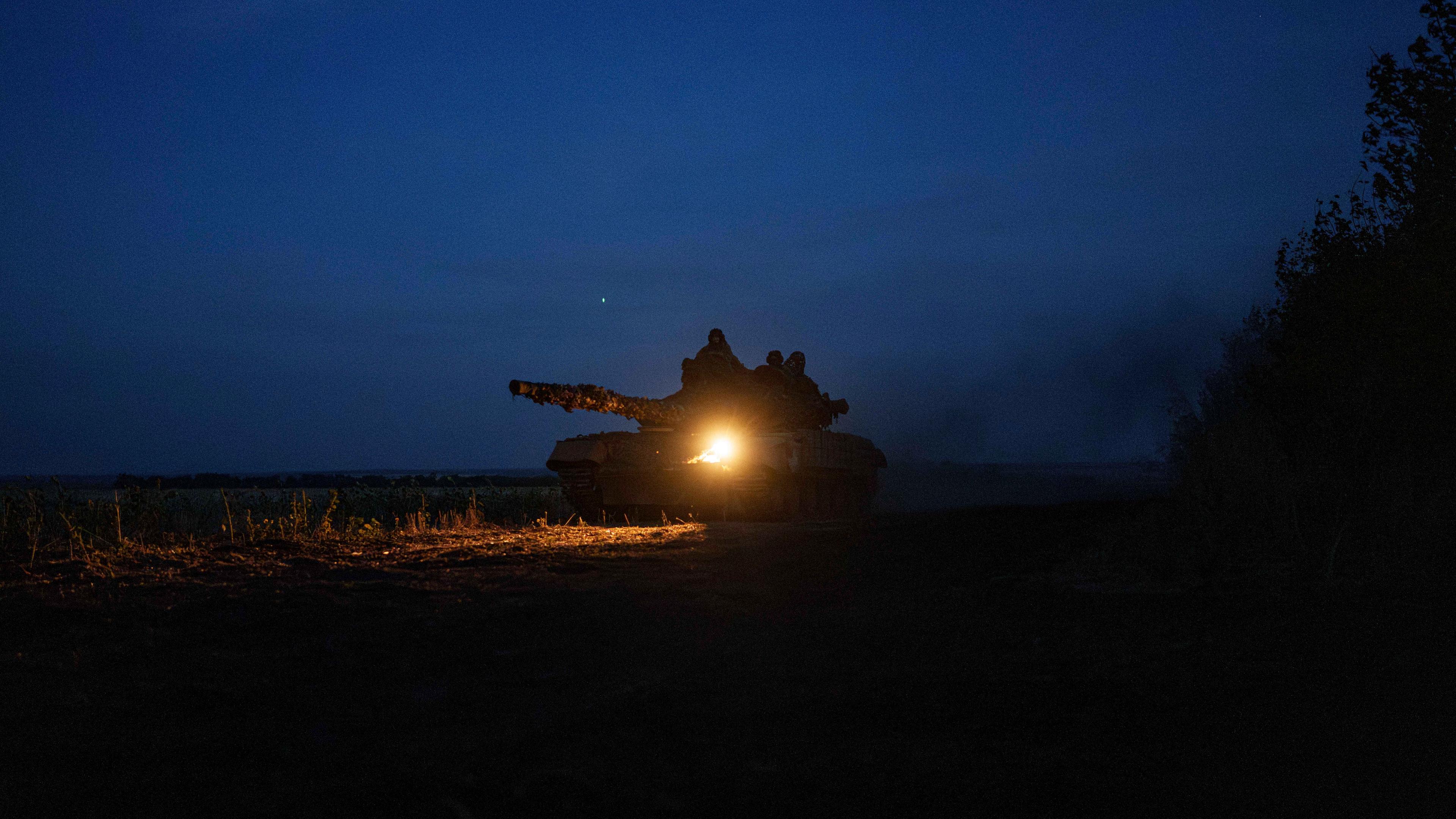 Ein ukrainischer Panzer fährt auf einem Feld, als er von einer Stellung an der Frontlinie in Richtung Pokrowsk zurückkehrt.