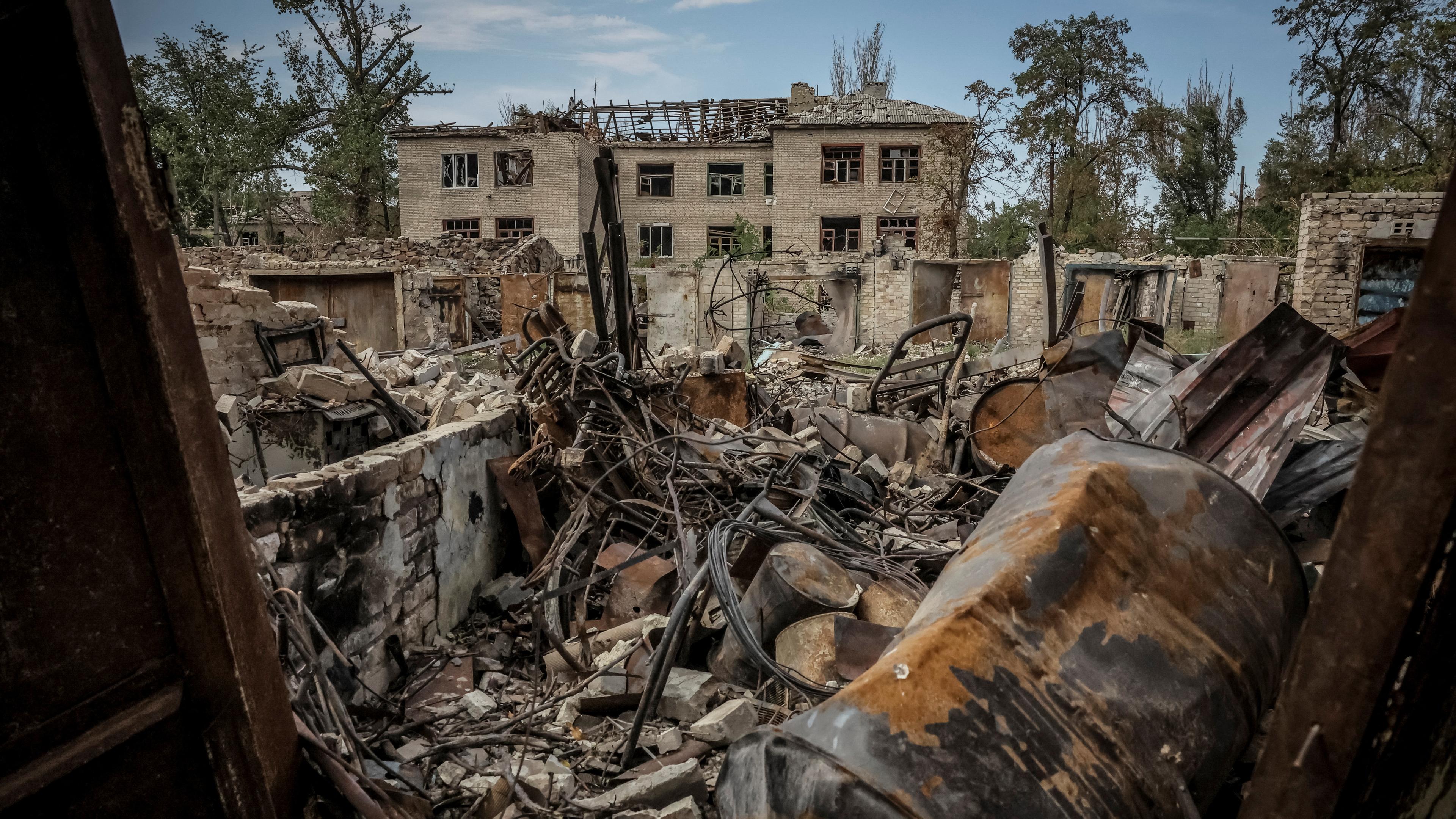 02.09.2024: Ein Blick auf Wohnhäuser, die während eines russischen Militärangriffs im Rahmen des russischen Angriffs auf die Ukraine in der Frontstadt Chasiv Yar in der Region Donezk schwer beschädigt wurden.