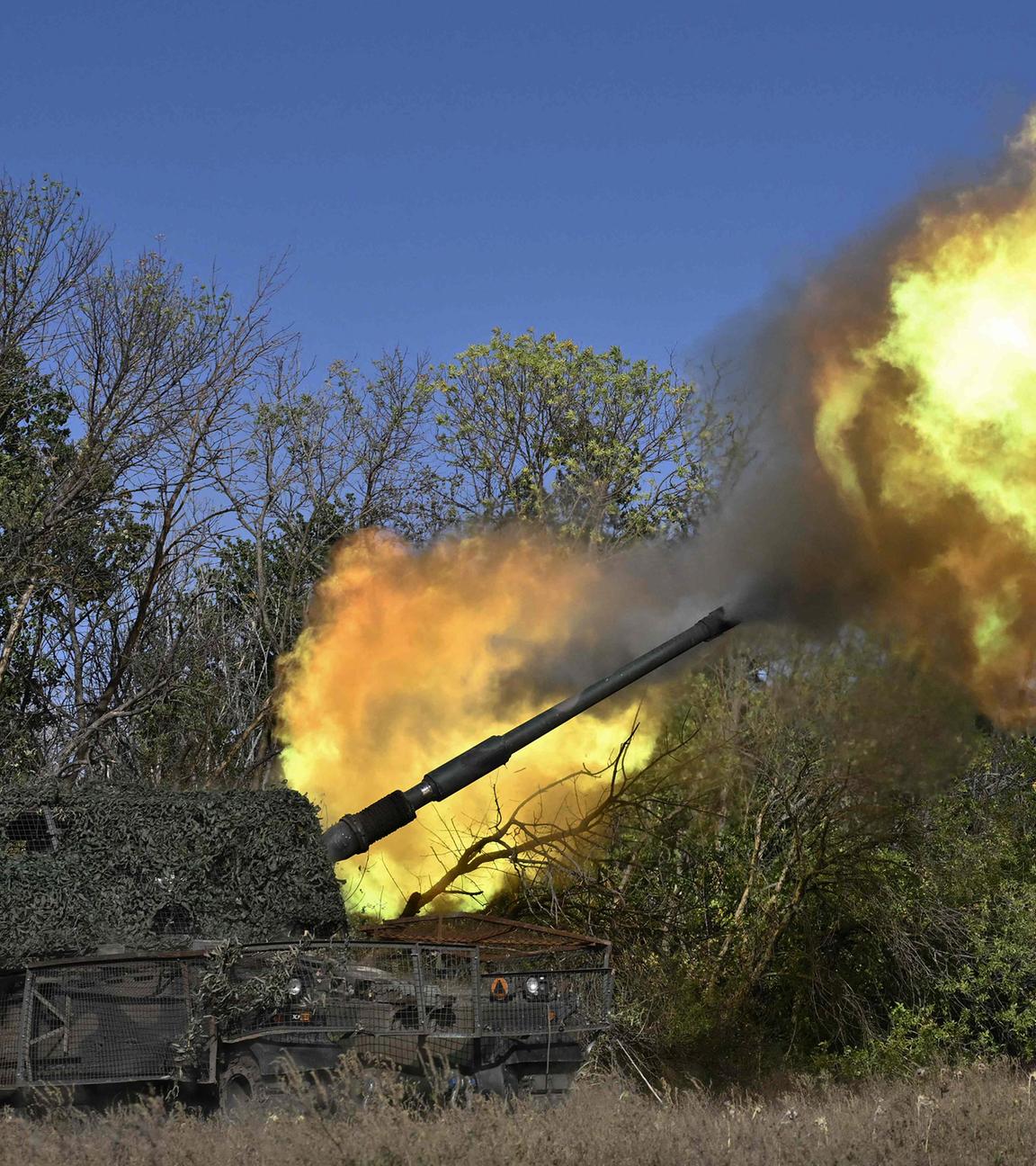 Ukrainische Soldaten der 26. Artilleriebrigade feuern eine selbstfahrende Haubitze vom Typ AHS Krab in der Region Donezk ab, aufgenommen am 30.09.2024