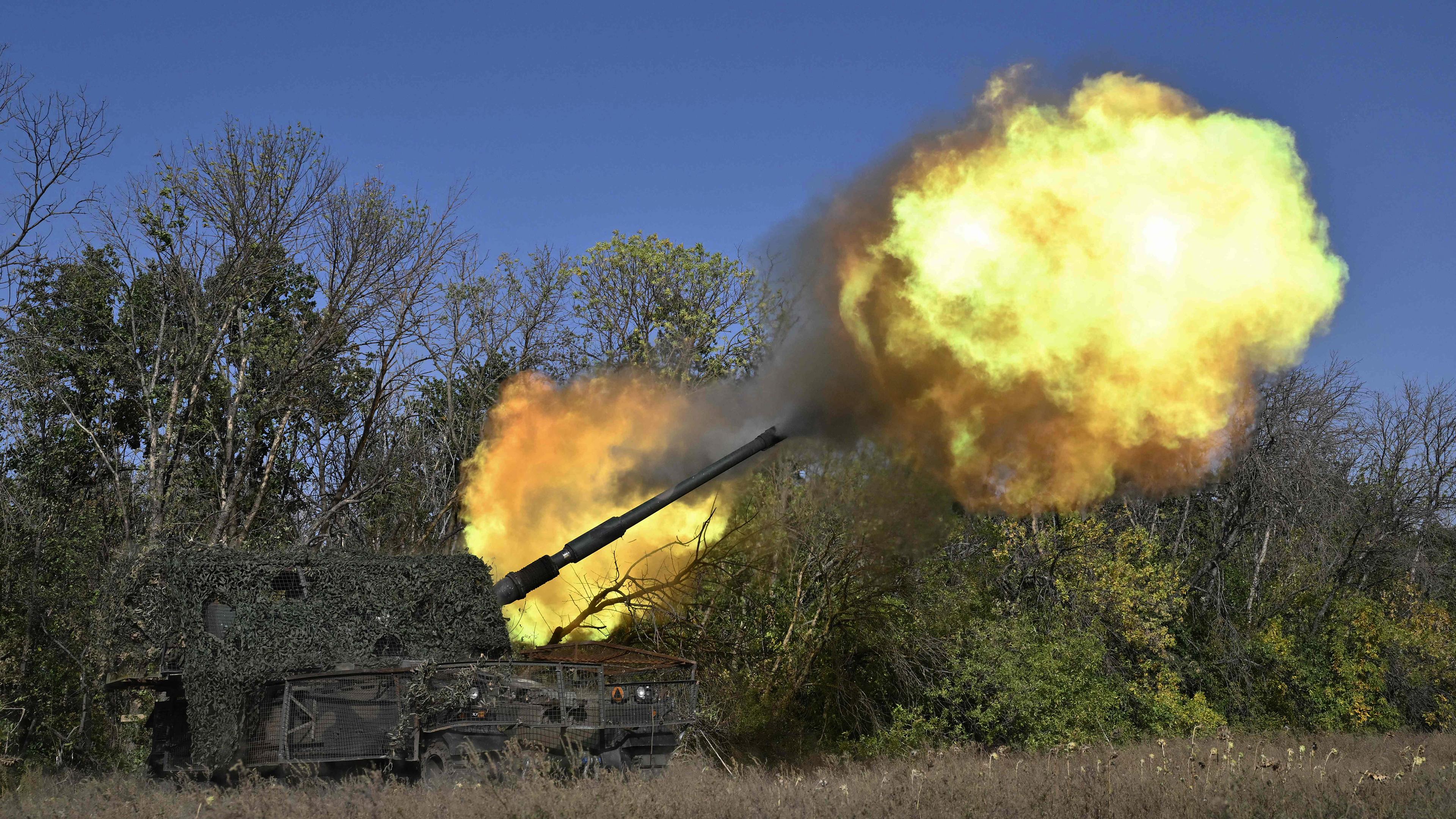 Ukrainische Soldaten der 26. Artilleriebrigade feuern eine selbstfahrende Haubitze vom Typ AHS Krab in der Region Donezk ab, aufgenommen am 30.09.2024