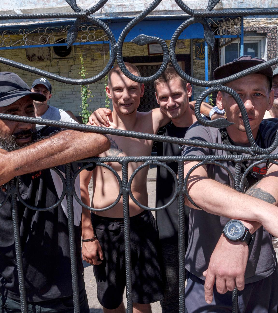 Gefangene stehen hinter dem Zaun im Kasernenhof eines Gefängnisses in der Region Dnipropetrowsk (Ukraine) am 21.06.2024