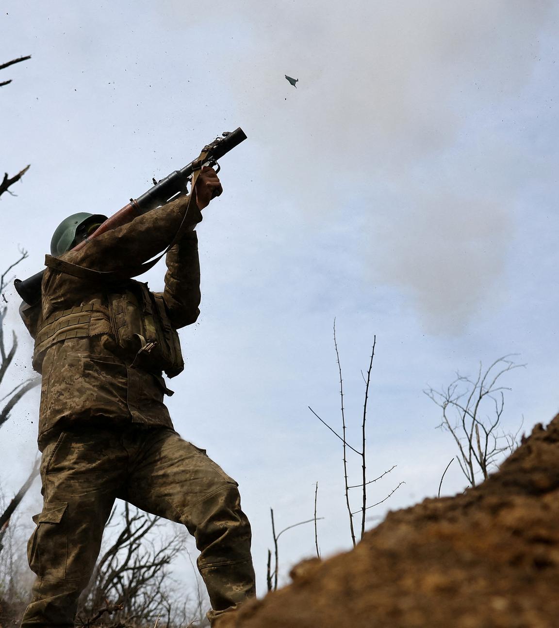 Ein ukrainischer Soldat feuert eine Waffe aus einem Schützengraben ab