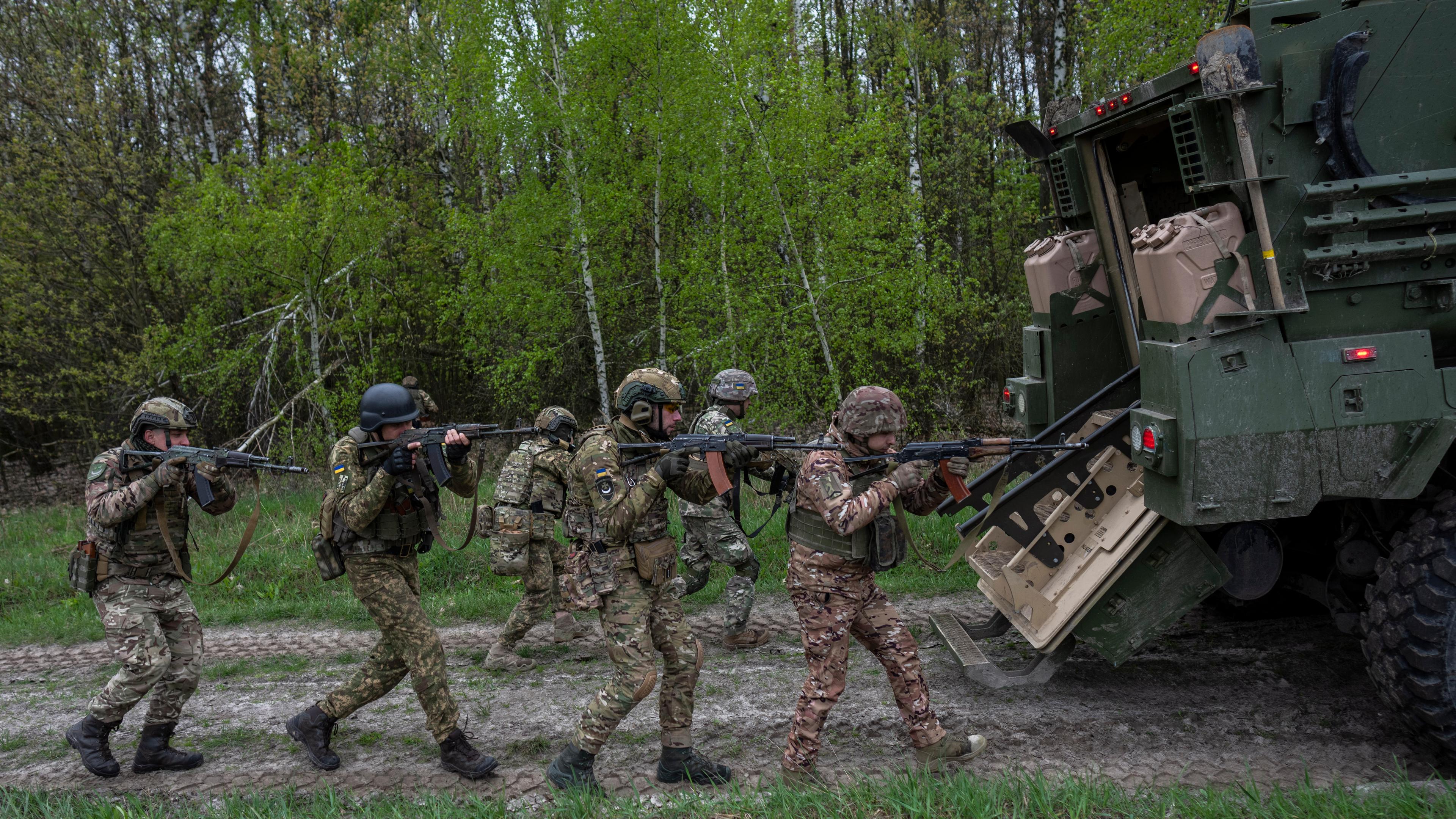 Soldaten der ukrainischen Nationalgarde nehmen an einer Militärübung teil