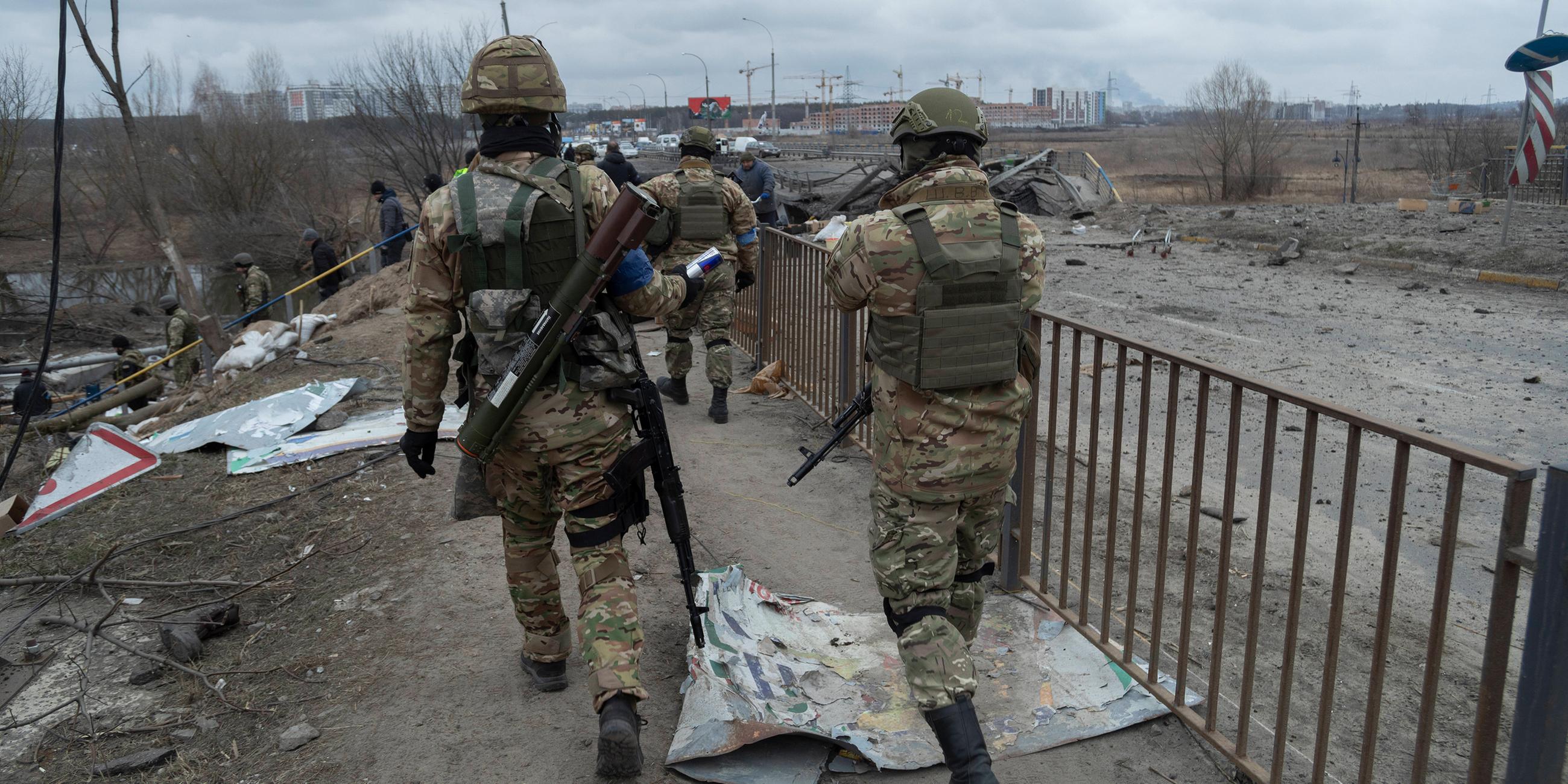 Eine Einheit ukrainischer Soldaten gehen auf die Front in der Nähe von Irpin zu