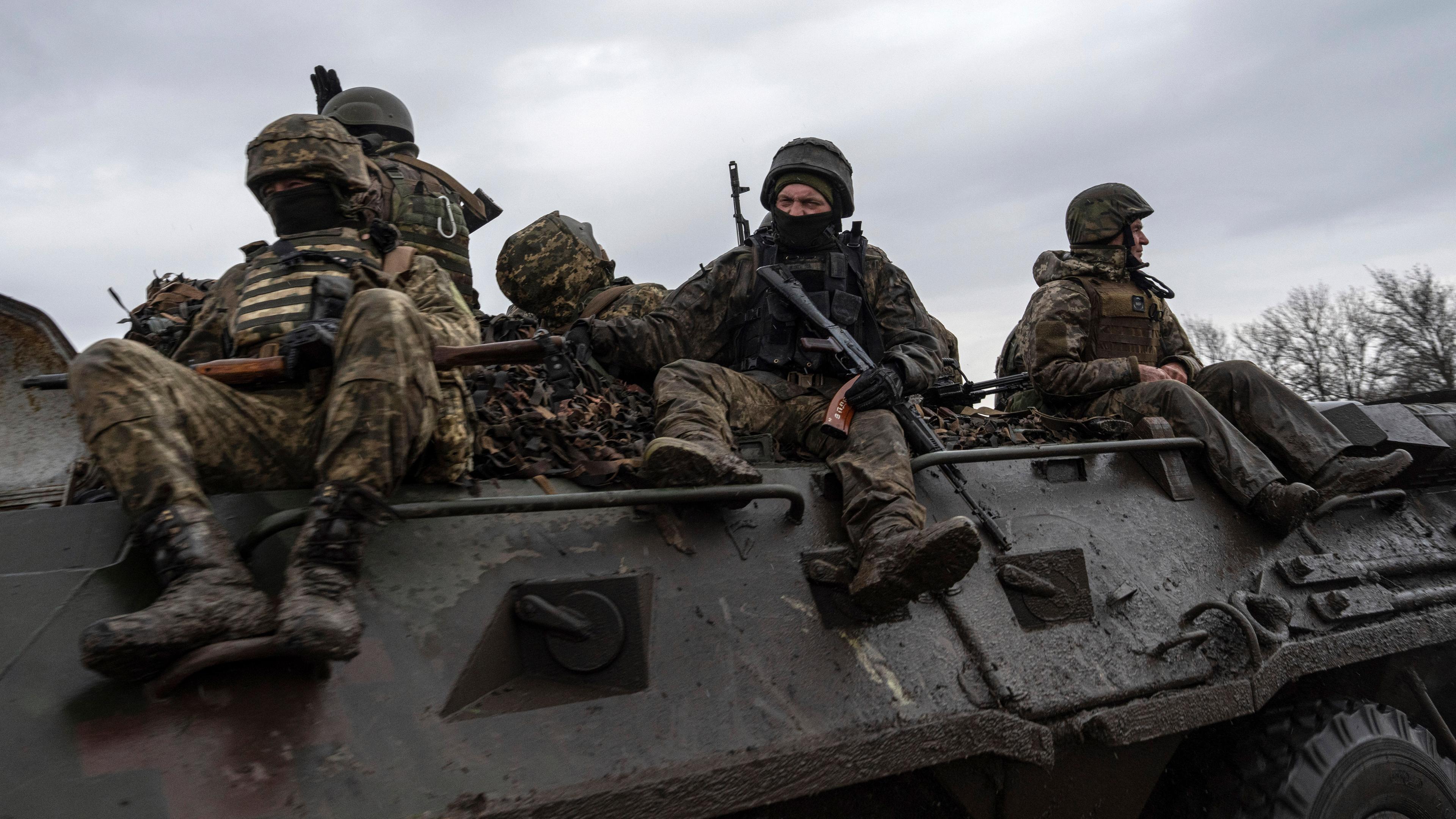 Ukrainische Soldaten fahren mit einem Panzer in Richtung Frontlinie.