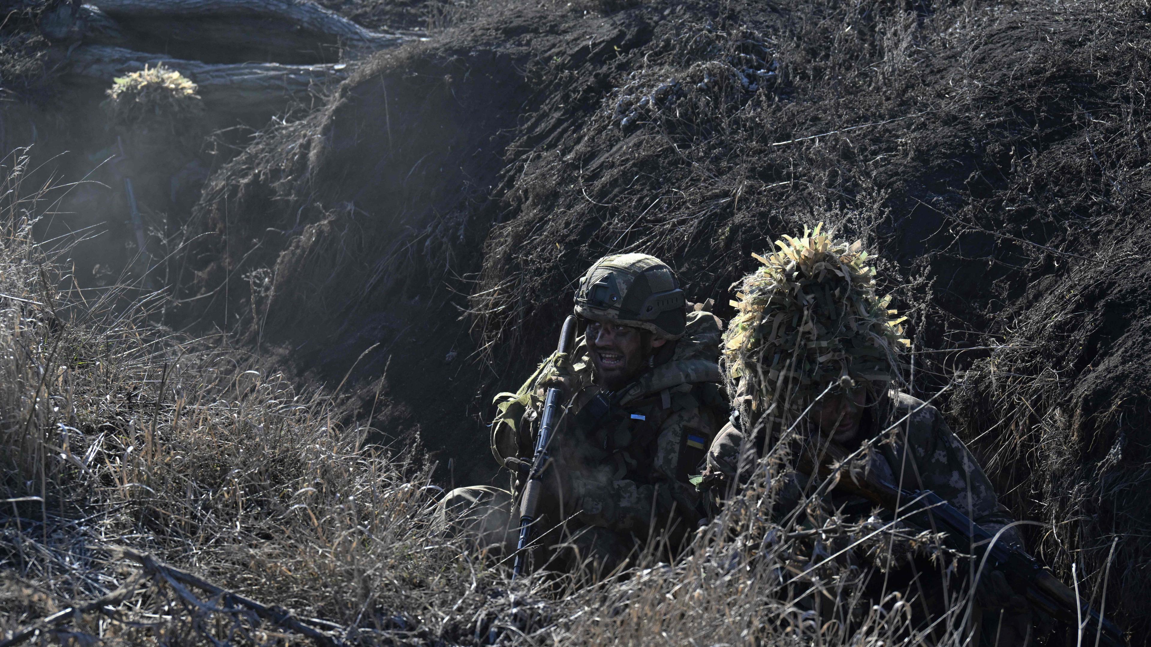 Ukrainische Soldaten in einem Schützenfraben in der Region Donetsk.