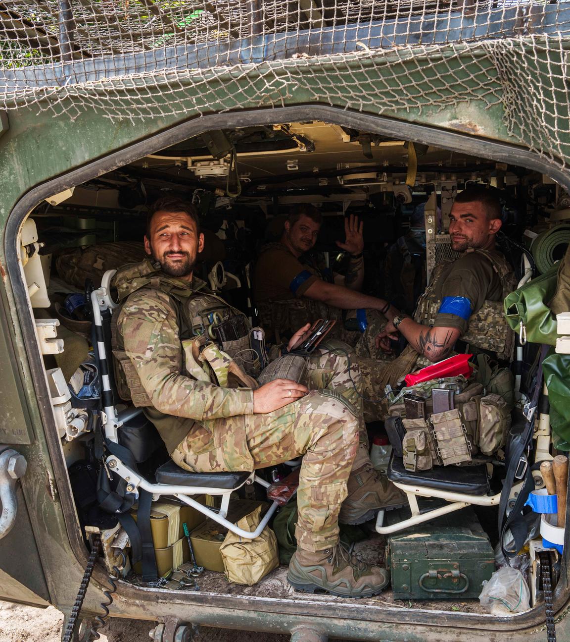 Ukrainische Soldaten sitzen in ihrem APC nach ihrer Rückkehr aus der russischen Region Kursk, nahe der russisch-ukrainischen Grenze, Region Sumy, Ukraine