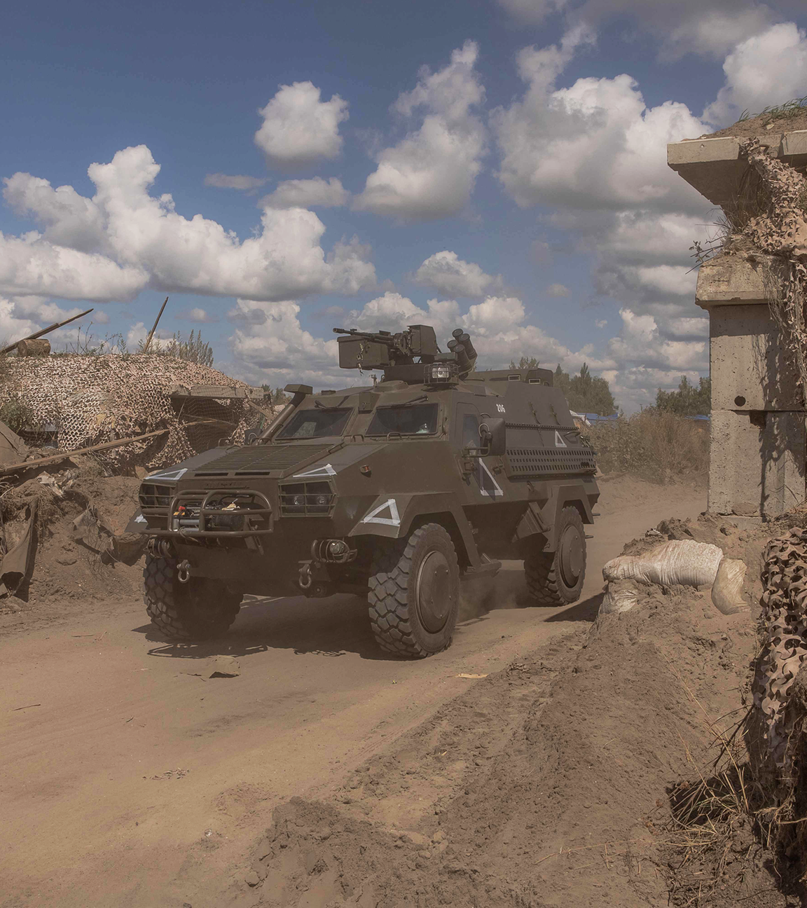 Ukraine, Sumy: Ein ukrainisches Militärfahrzeug in der Grenzregion an der ukrainisch-russischen Grenze