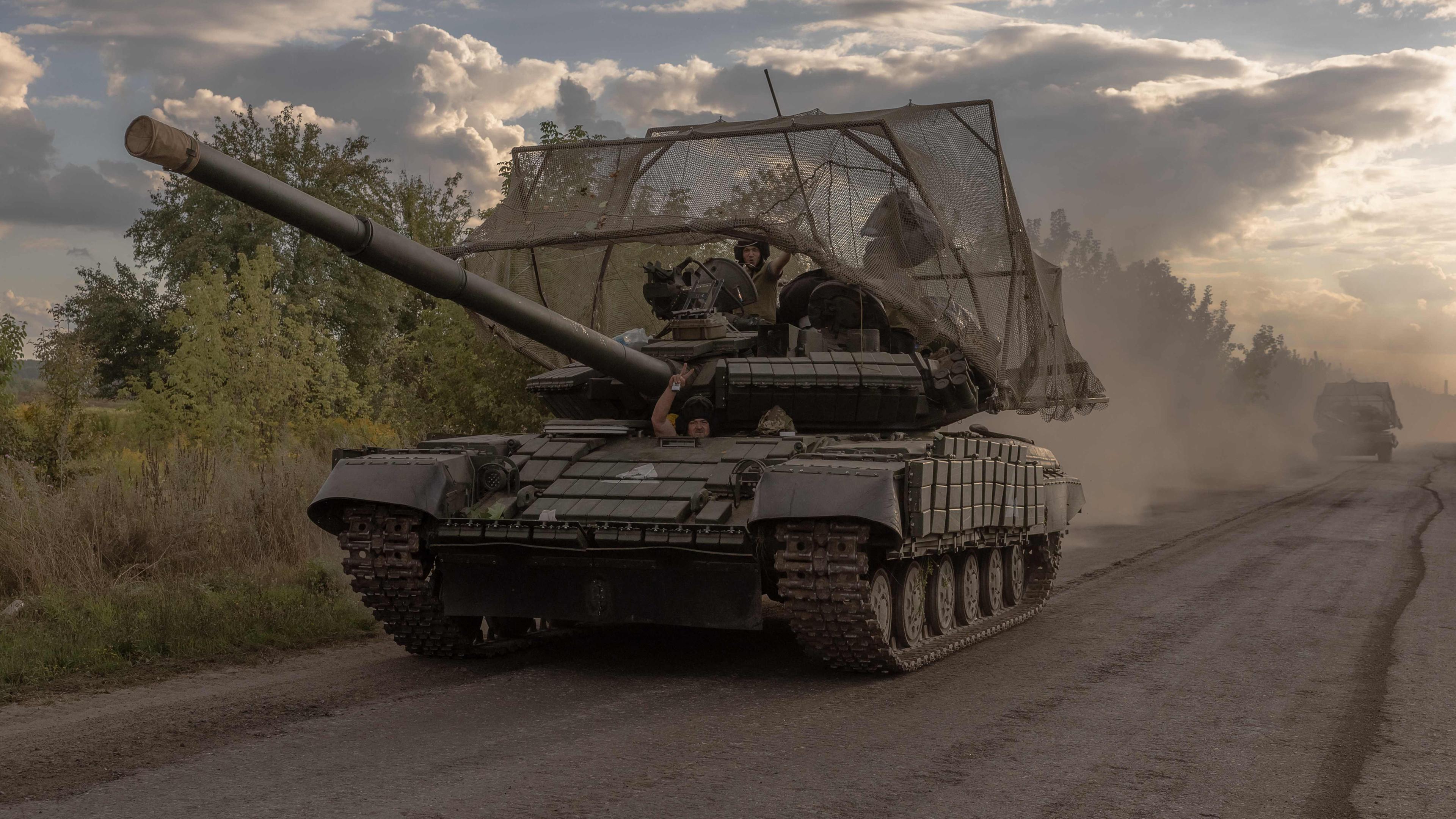 Ukraine, Sumy: Ukrainischer Panzer T-64 (russische Produktion) an der Grenze zu Russland