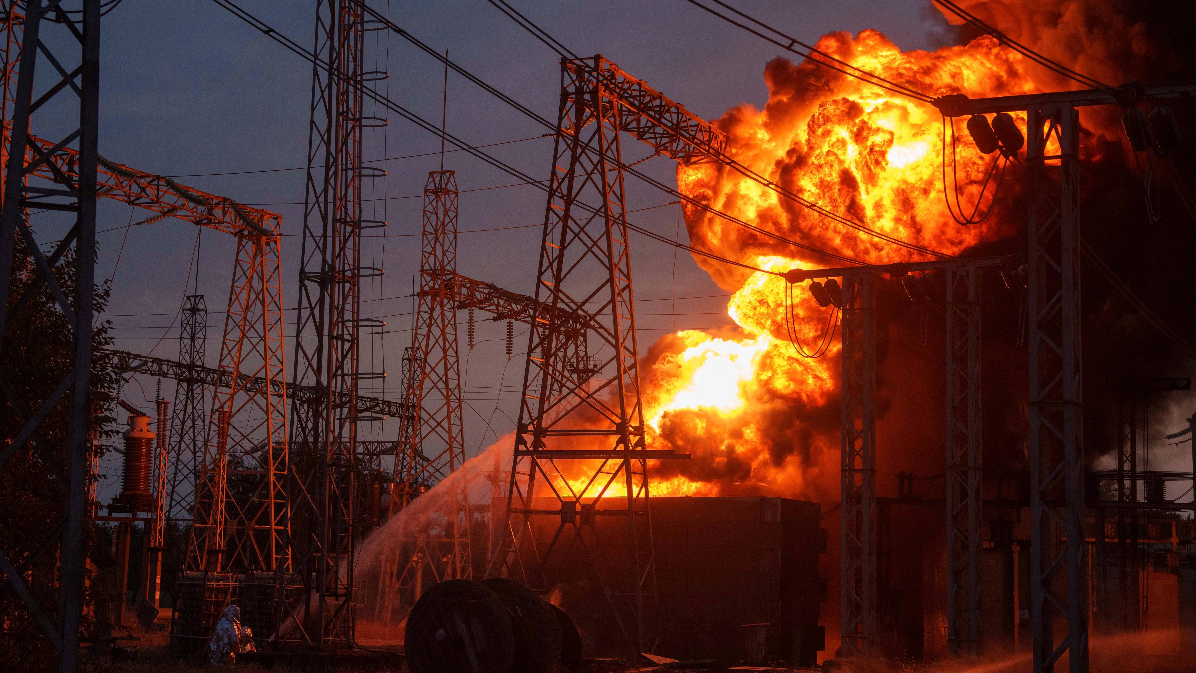 Rettungskräfte löschen ein Feuer in einem brennenden Umspannwerk, das von einem russischen Angriff getroffen wurde, in der Region Dnipropetrowsk.