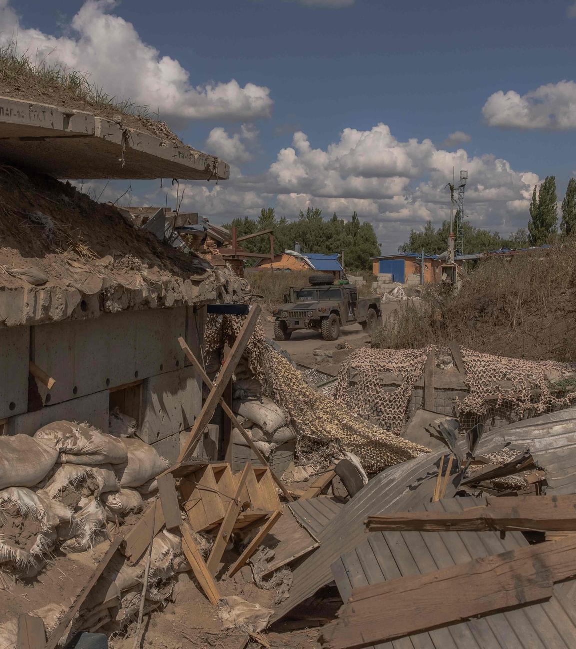 Zerstörter Grenzpunkt in der Sumy-Region, Militärfahrzeug im Hintergrund