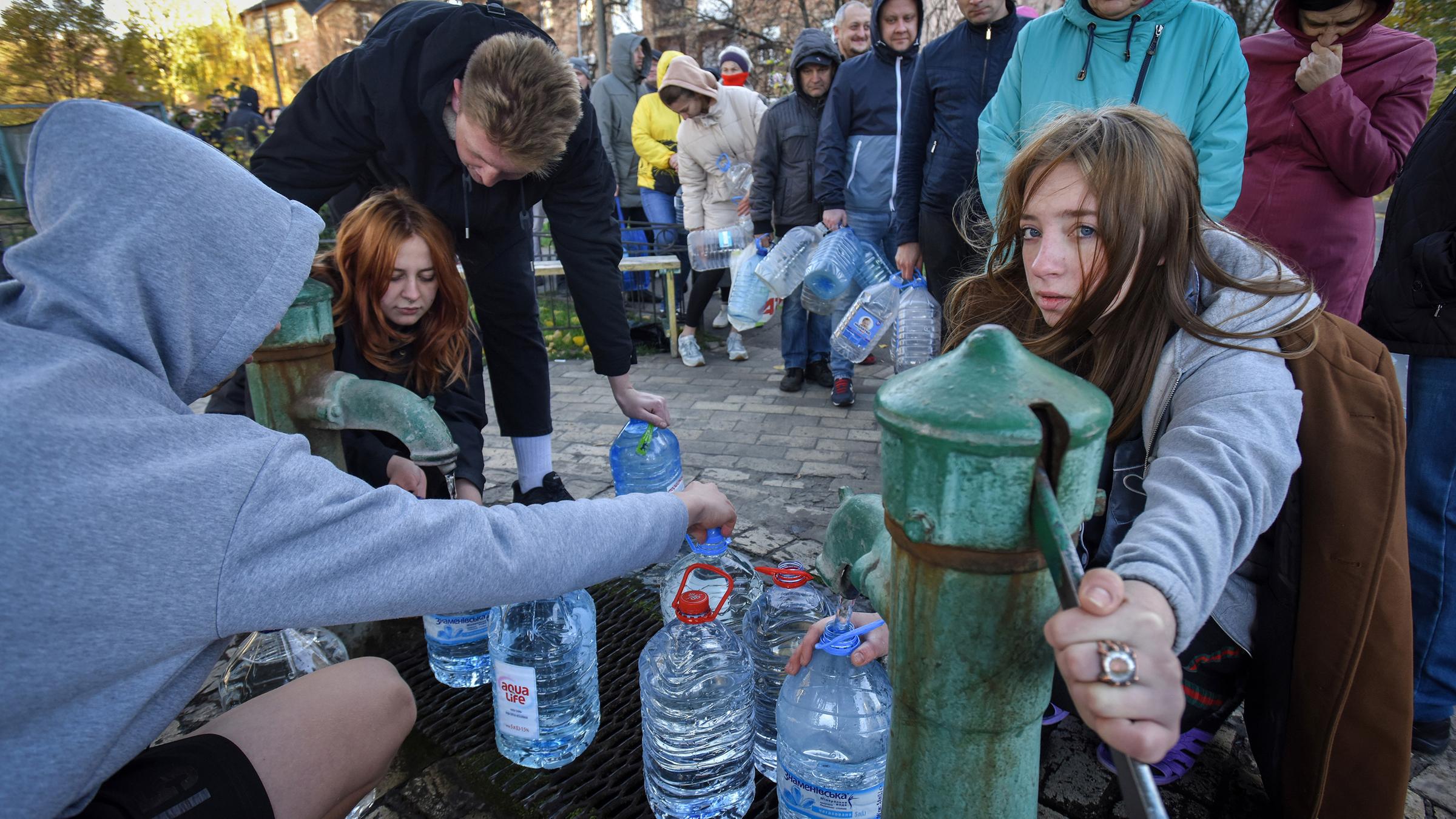 After russian. Очередь за водой в Киеве. Украина люди очередь. Без электричества.