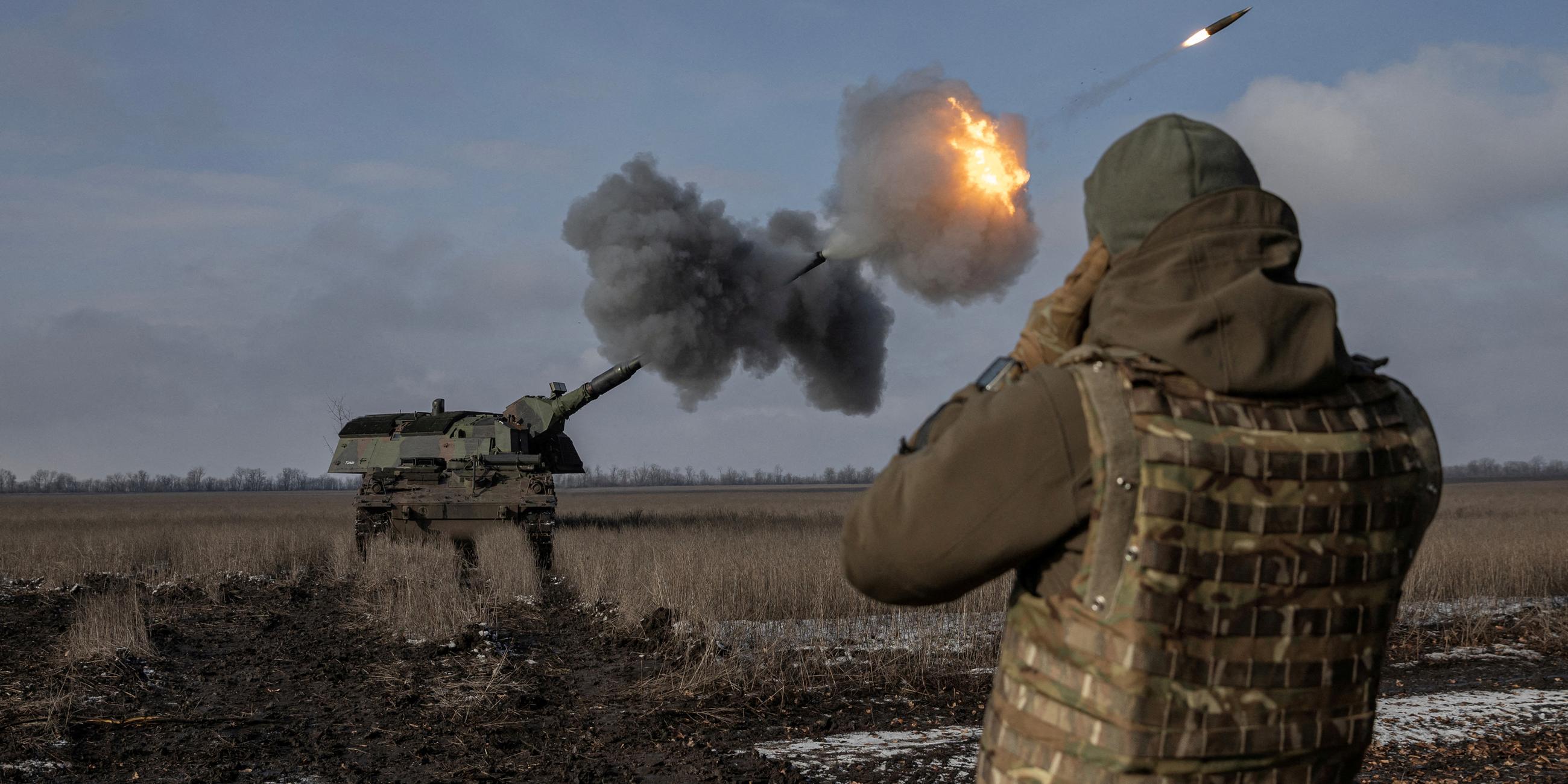 Archiv: Ukrainische Armeeangehörige der 43. schweren Artilleriebrigade feuern die deutsche Haubitze Panzerhaubitze 2000 in der Region Donezk, 05.02.2023. 
