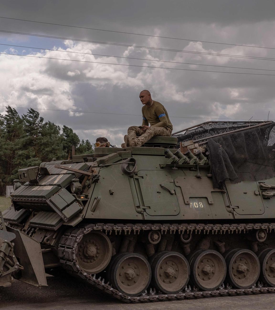 Ukrainischer Soldat auf Panzer