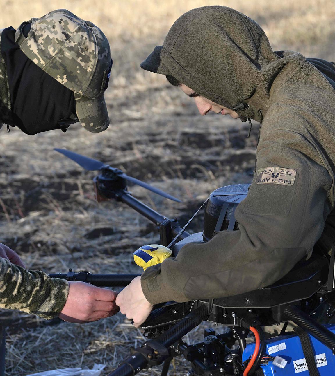 Ukrainische Soldaten bereiten sich auf Testflüge einer Hexacopter-Drohne vor