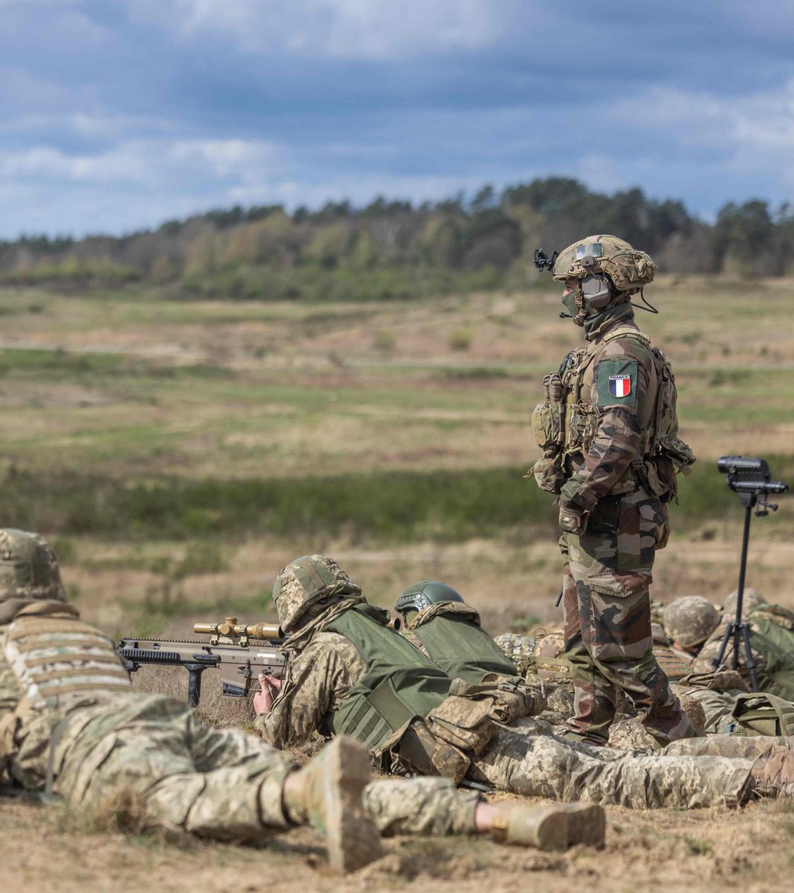 Ukrainische Scharfschützen trainieren unter der Aufsicht eines Ausbilders der französischen Armee auf einem Truppenübungsplatz in Polen, am 04.04.2024.