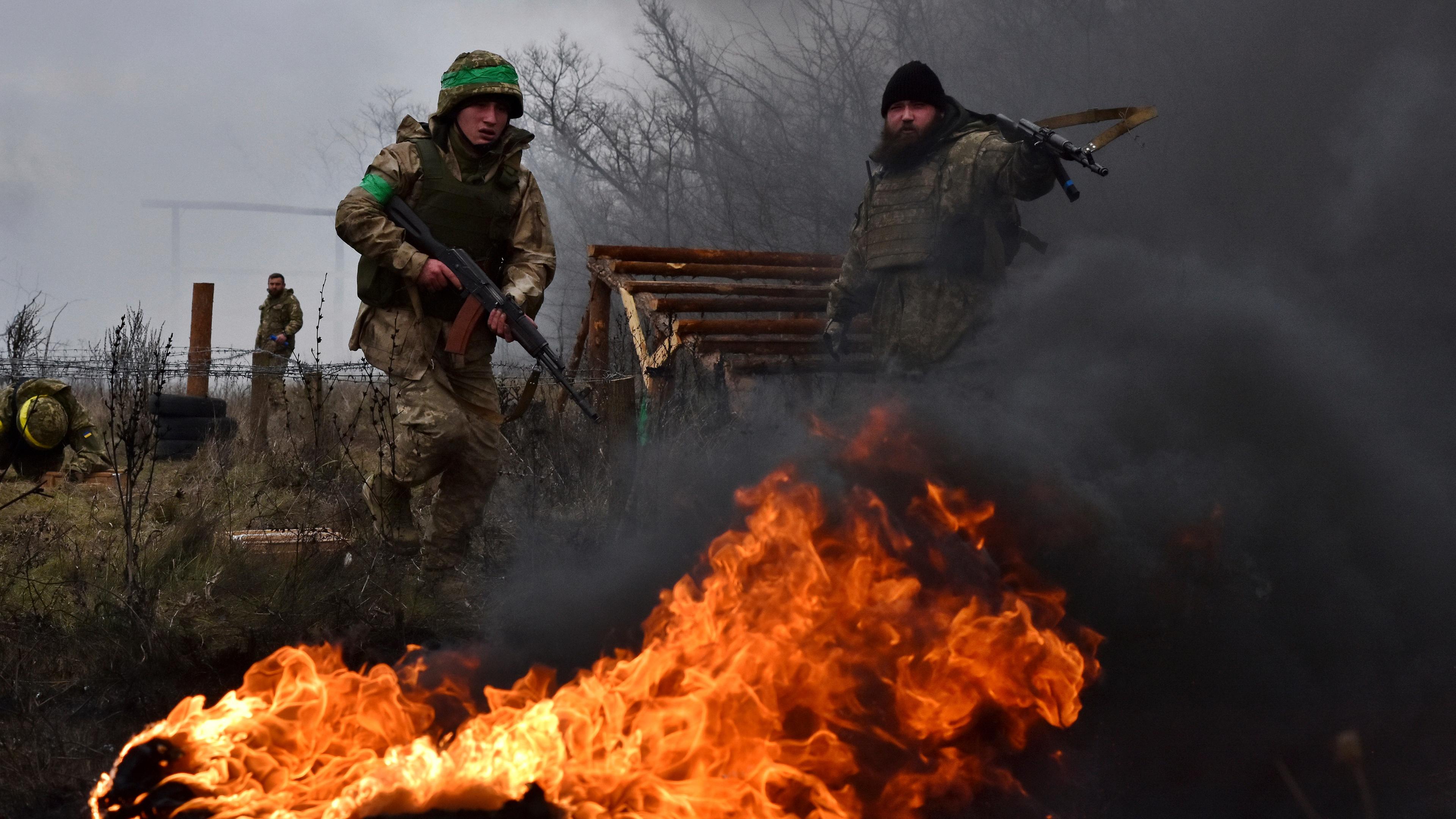 Ukrainische Soldaten trainieren auf dem Polygon in der Region Saporischschja, Ukraine. 