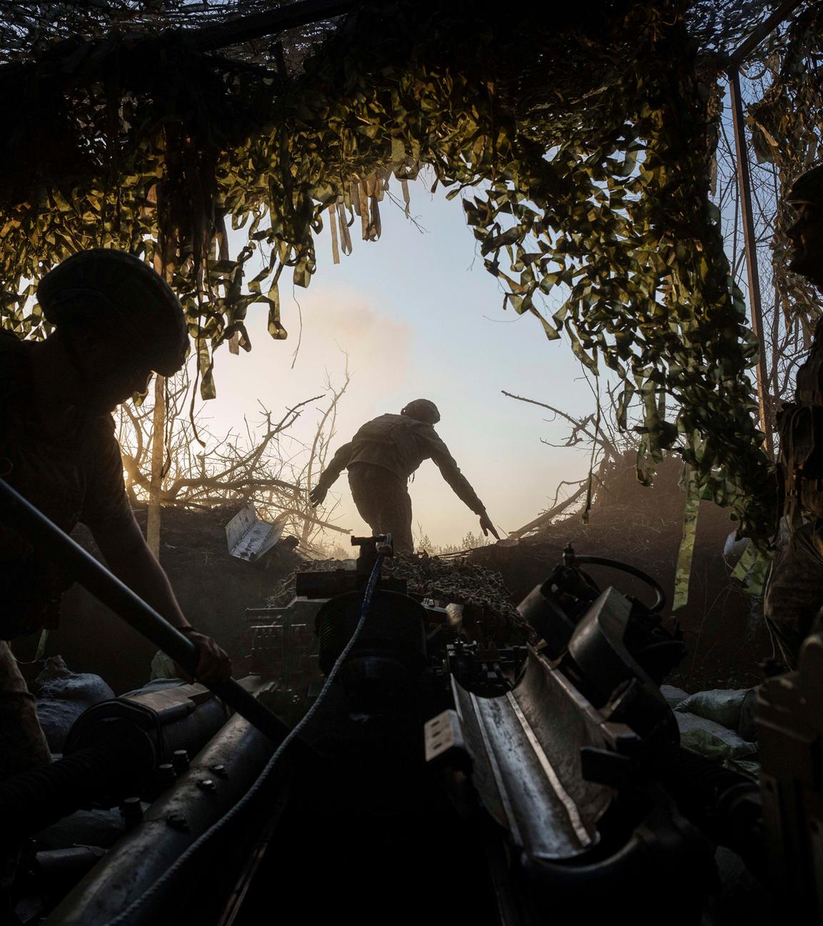 Symbolbild: Ukrainische Soldaten bereiten in ihrem Schutzgraben eine Haubitze vor