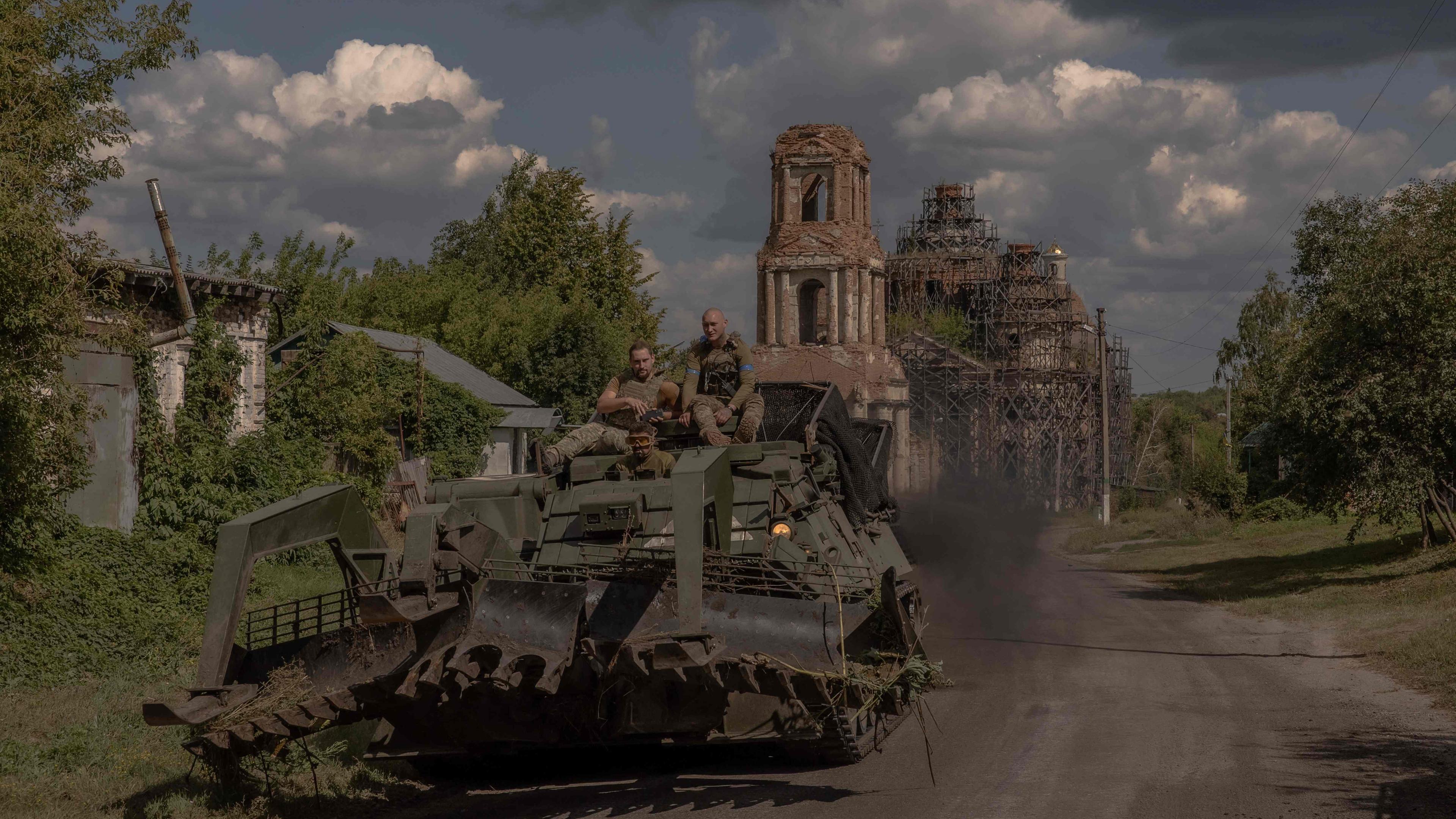 Ukrainische Soldaten steuern am 14. August 2024 ein gepanzertes Militärfahrzeug auf einer Straße nahe der Grenze zu Russland in der Region Sumy in der Ukraine. Aufgenommen am 14.8.2024