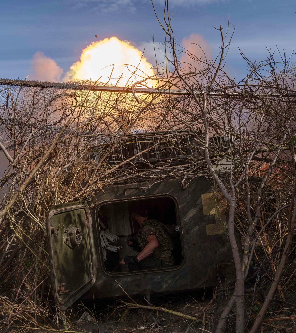 Ukrainische Soldaten der 56. Brigade feuern mit einer selbstfahrenden Artillerie auf russische Stellungen an der Frontlinie in der Region Donezk. 