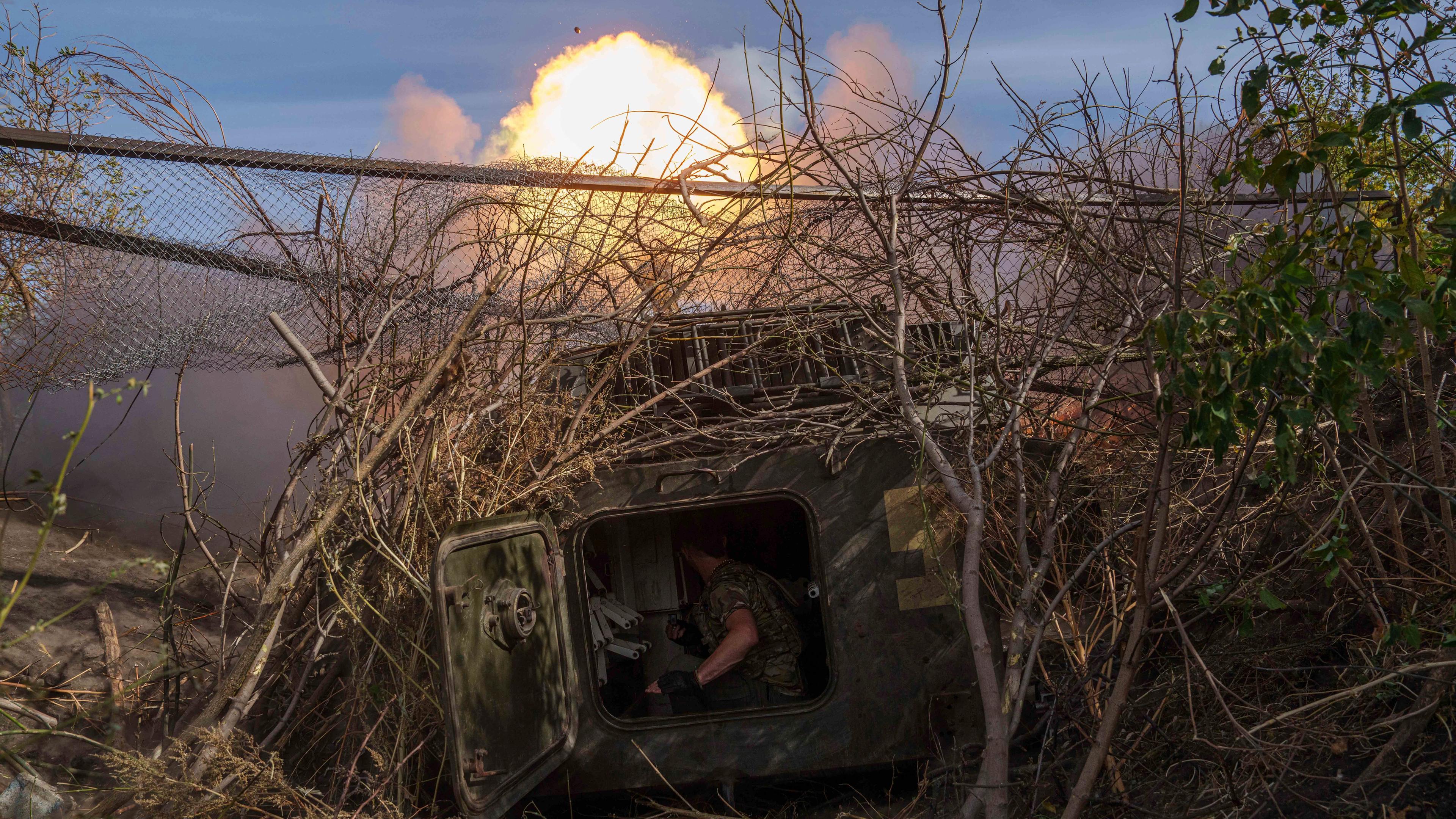 Ukrainische Soldaten der 56. Brigade feuern mit einer selbstfahrenden Artillerie auf russische Stellungen an der Frontlinie in der Region Donezk. 