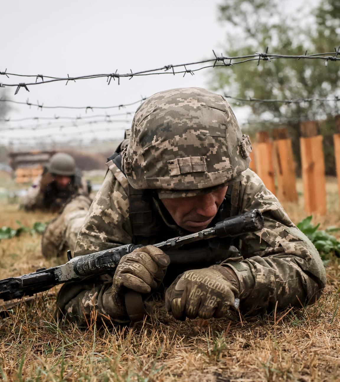 Archiv: Soldaten der 24. mechanisierten Brigade, benannt nach König Danylo, wie sie ihre taktischen Fähigkeiten auf einem Hindernisparcours auf dem Übungsplatz in der Region Donezk in der Ukraine verbessern , 15. Oktober 2024 (veröffentlicht am 16. Oktober 2024)