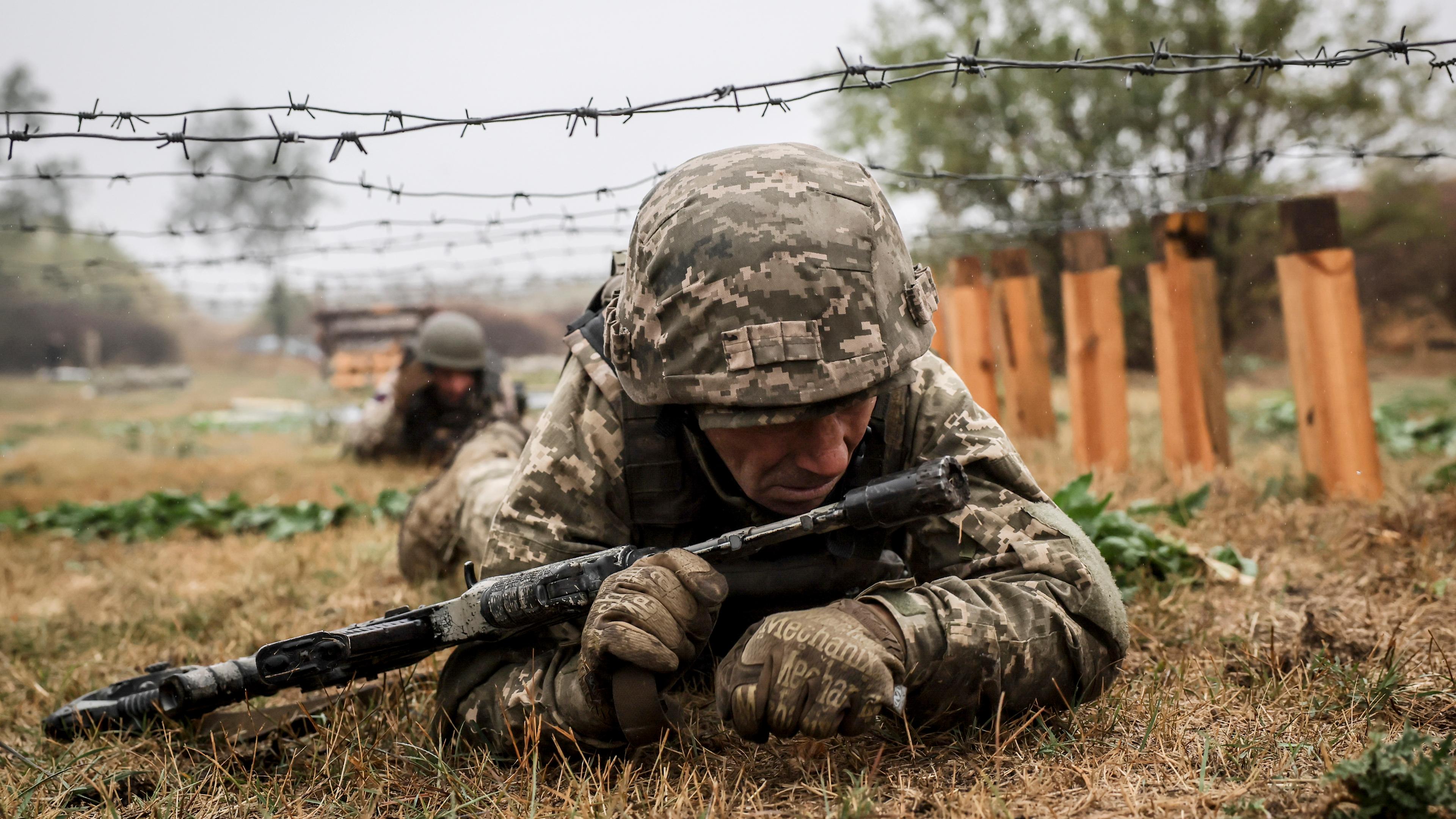 Archiv: Soldaten der 24. mechanisierten Brigade, benannt nach König Danylo, wie sie ihre taktischen Fähigkeiten auf einem Hindernisparcours auf dem Übungsplatz in der Region Donezk in der Ukraine verbessern , 15. Oktober 2024 (veröffentlicht am 16. Oktober 2024)