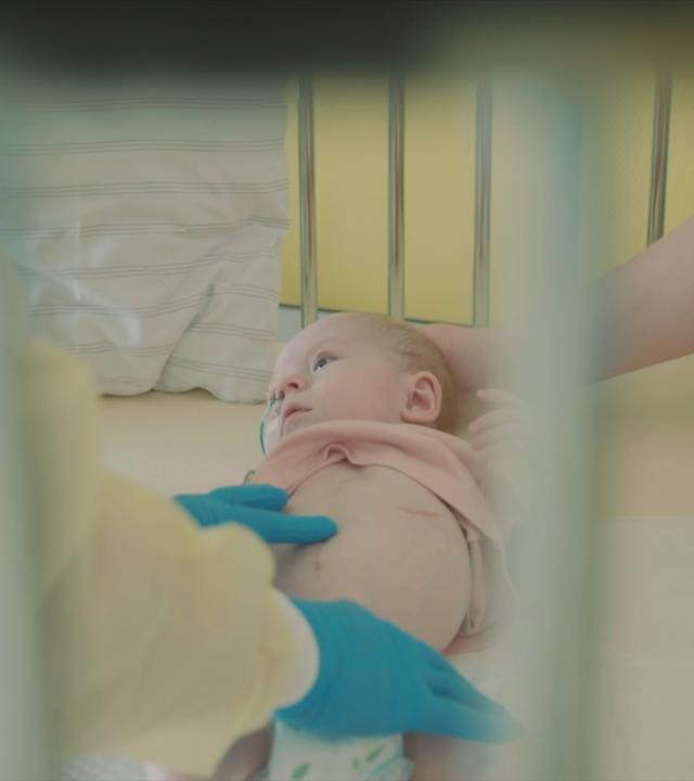 Baby in Krankenbett