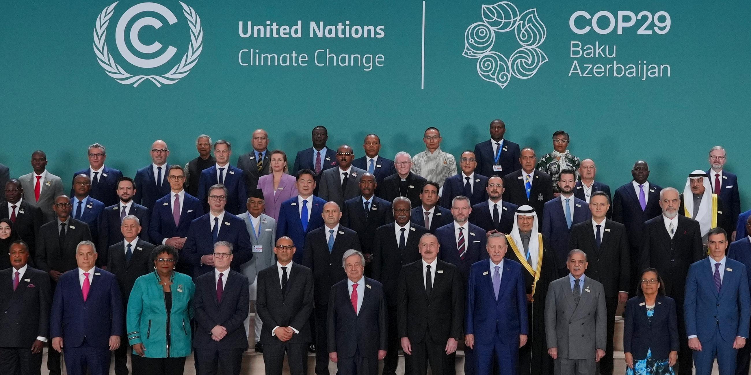 Die Premierministerin von Barbados, Mia Mottley, der Premierminister des Vereinigten Königreichs, Keir Starmer, Simon Stiell, Klimachef der Vereinten Nationen, Antonio Guterres, Generalsekretär der Vereinten Nationen, Ilham Aliyev, Präsident von Aserbaidschan, und der türkische Präsident Recep Tayyip, vorne in der Mitte, posieren mit anderen für eine Gruppenfoto beim UN-Klimagipfel COP29.