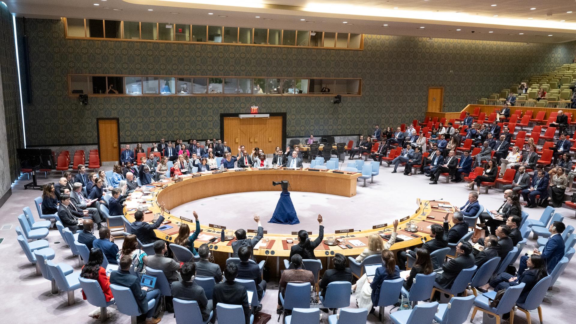 Während einer Sitzung des UN-Sicherheitsrates im UN-Hauptquartier in New York stimmen die Vertreter über einen Resolutionsentwurf ab.