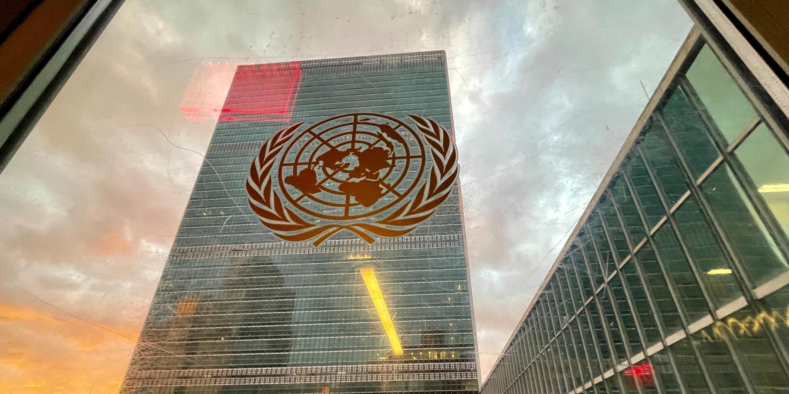 Das Logo der Vereinten Nationen ist auf einer Fensterscheibe vor dem UN-Hauptquartier zu sehen.