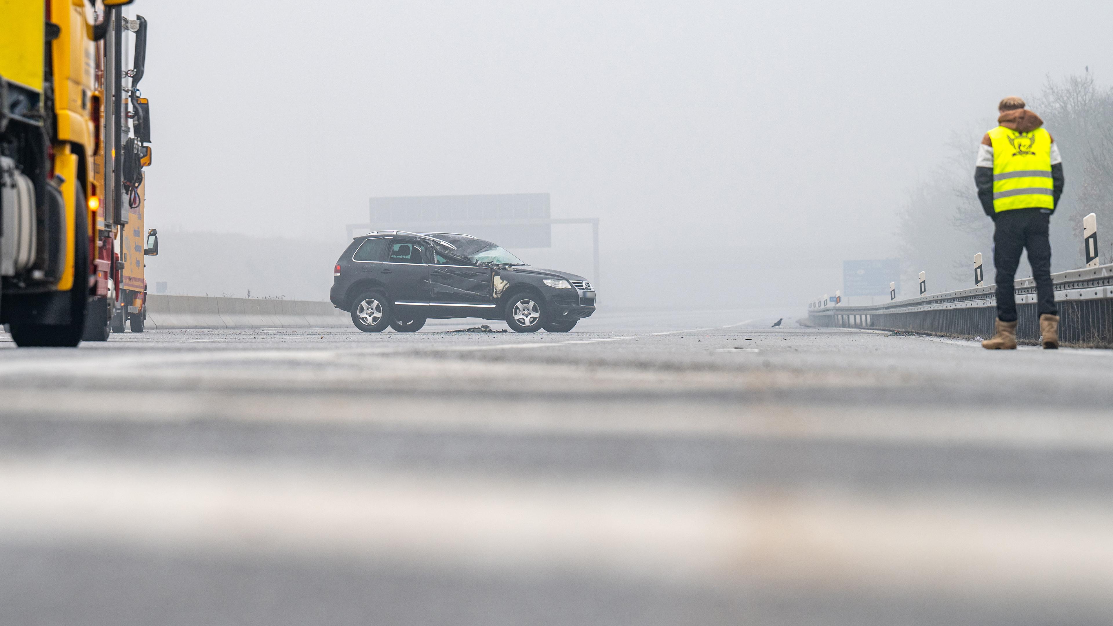 Bayern, Regensburg: Ein beschädigtes Fahrzeug steht auf der Autobahn A3 bei Regensburg. 