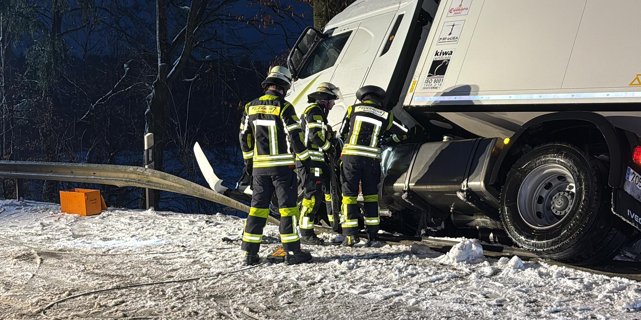 Bayern, Aiglsbach: Ein Lkw hängt nach einem Unfall an der B300 bei Aiglsbach seitlich in der Böschung.