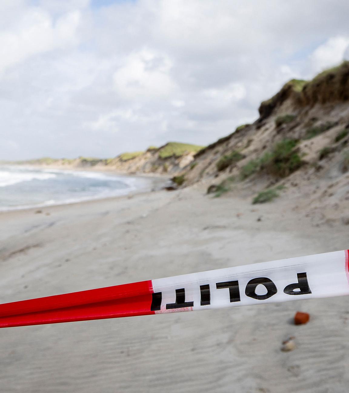 Polizeiabsperrung an einer Düne bei Noerre Vorupoer, Dänemark