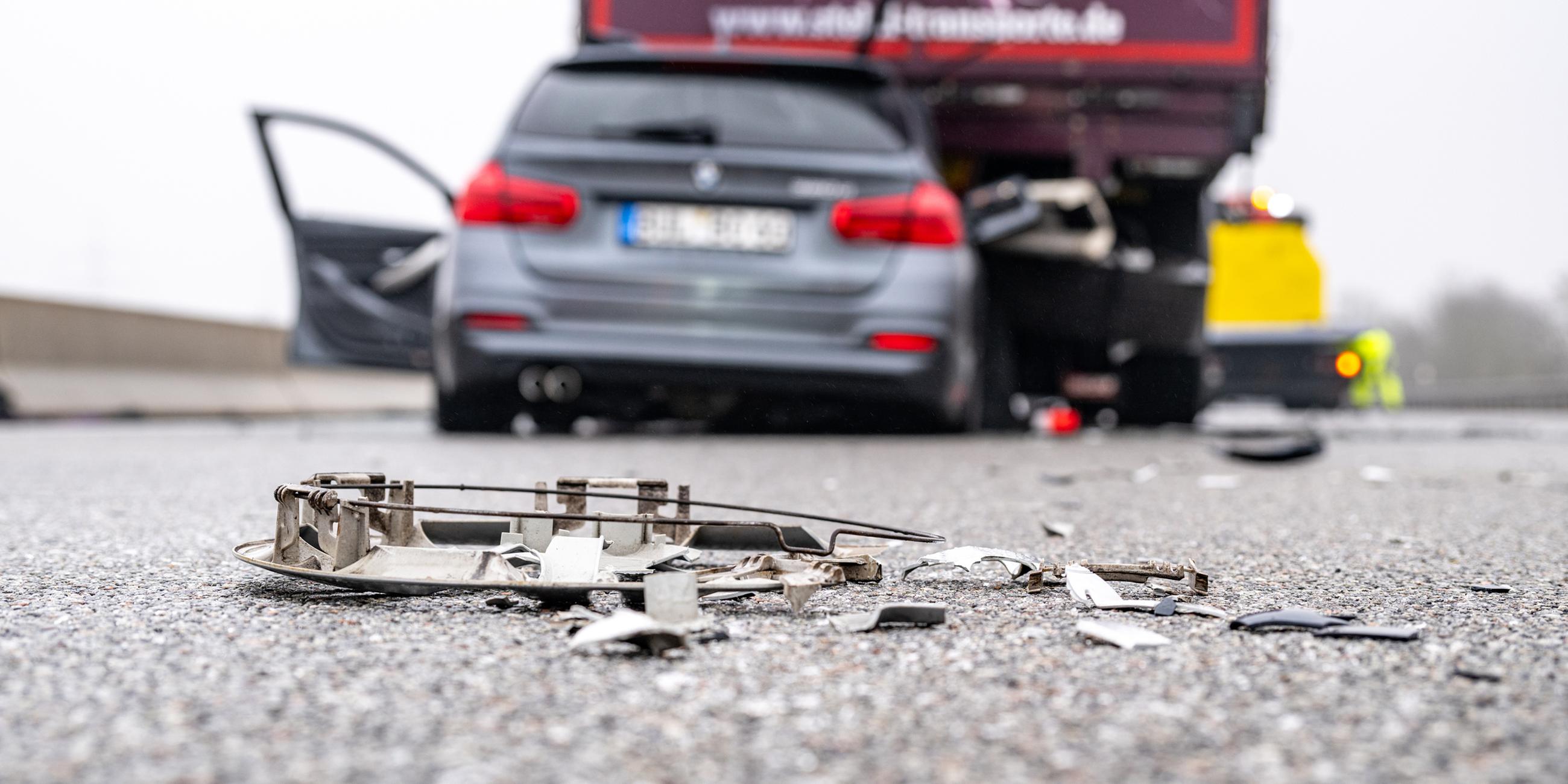 Ein zerstörtes Fahrzeug steht nach einem Unfall auf der Autobahn A3 bei Regensburg.