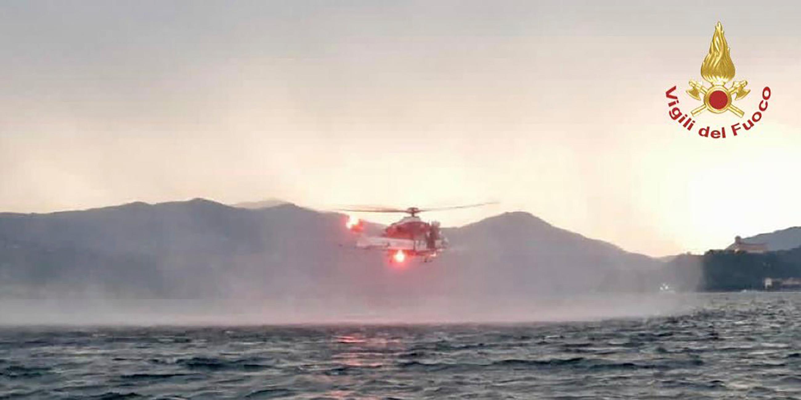 Das Foto der italienischen Feuerwehr zeigt einen Helikopter, der am Lago Maggiore nach Vermissten sucht nachdem ein Boot kenterte.